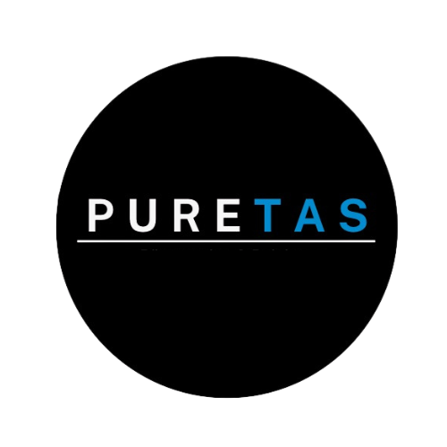 Logo mit schwarzem Kreis und weißen und blauen Text 'PURE TAS'
