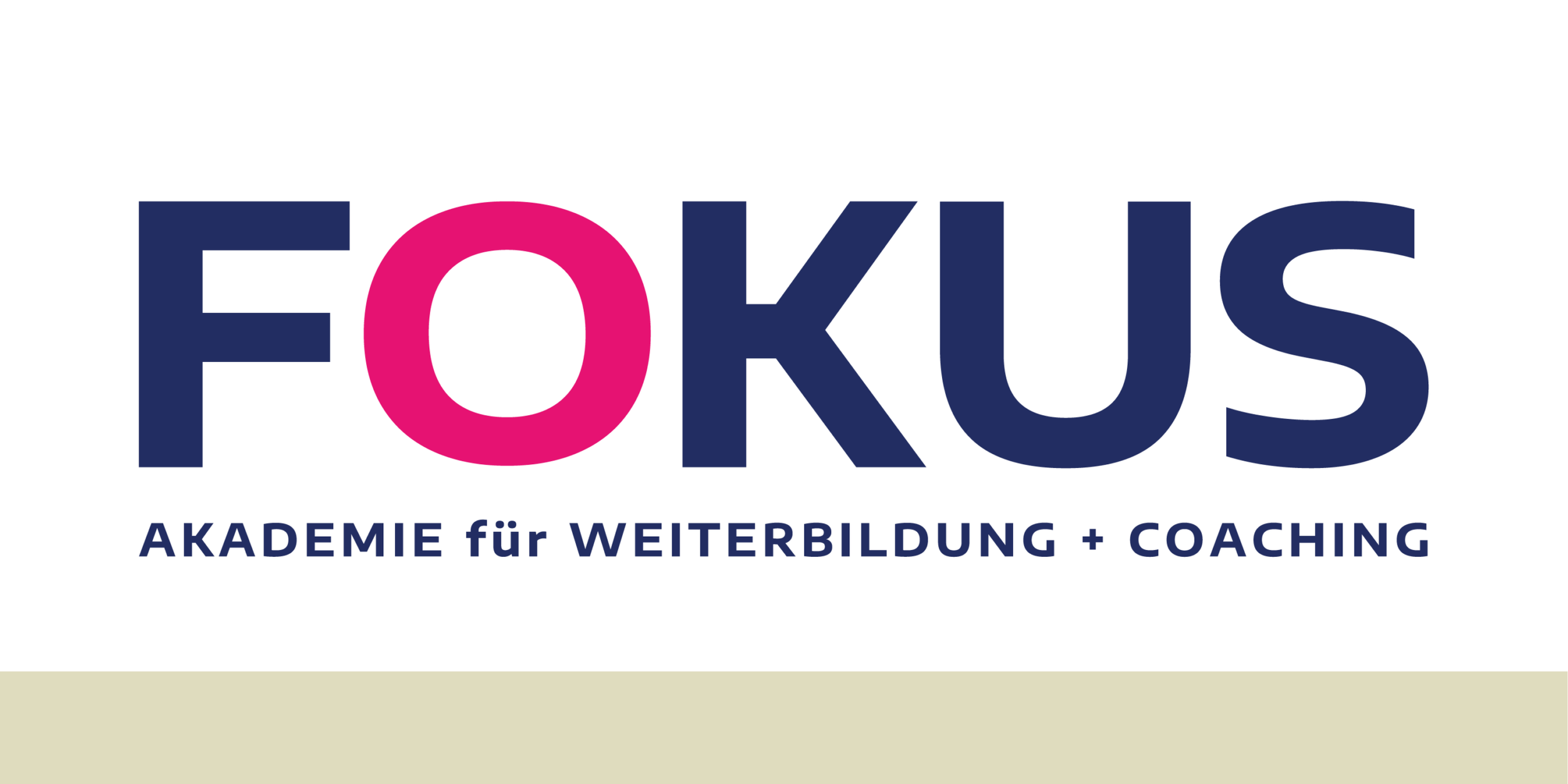Logo mit den Worten 'FOKUS' in großen Buchstaben, wobei der Buchstabe 'O' in Pink ist. Darunter steht 'AKADEMIE für WEITERBILDUNG + COACHING' in kleiner, dunkler Schrift.