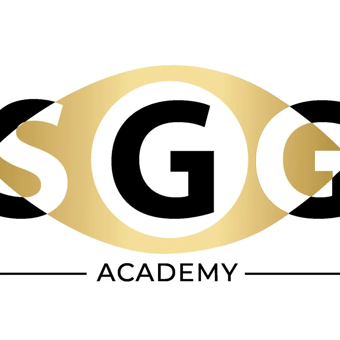 Logo mit goldenen und schwarzen Elementen, die die Buchstaben S, G und C umkreisen, und dem Wort "Academy" darunter.