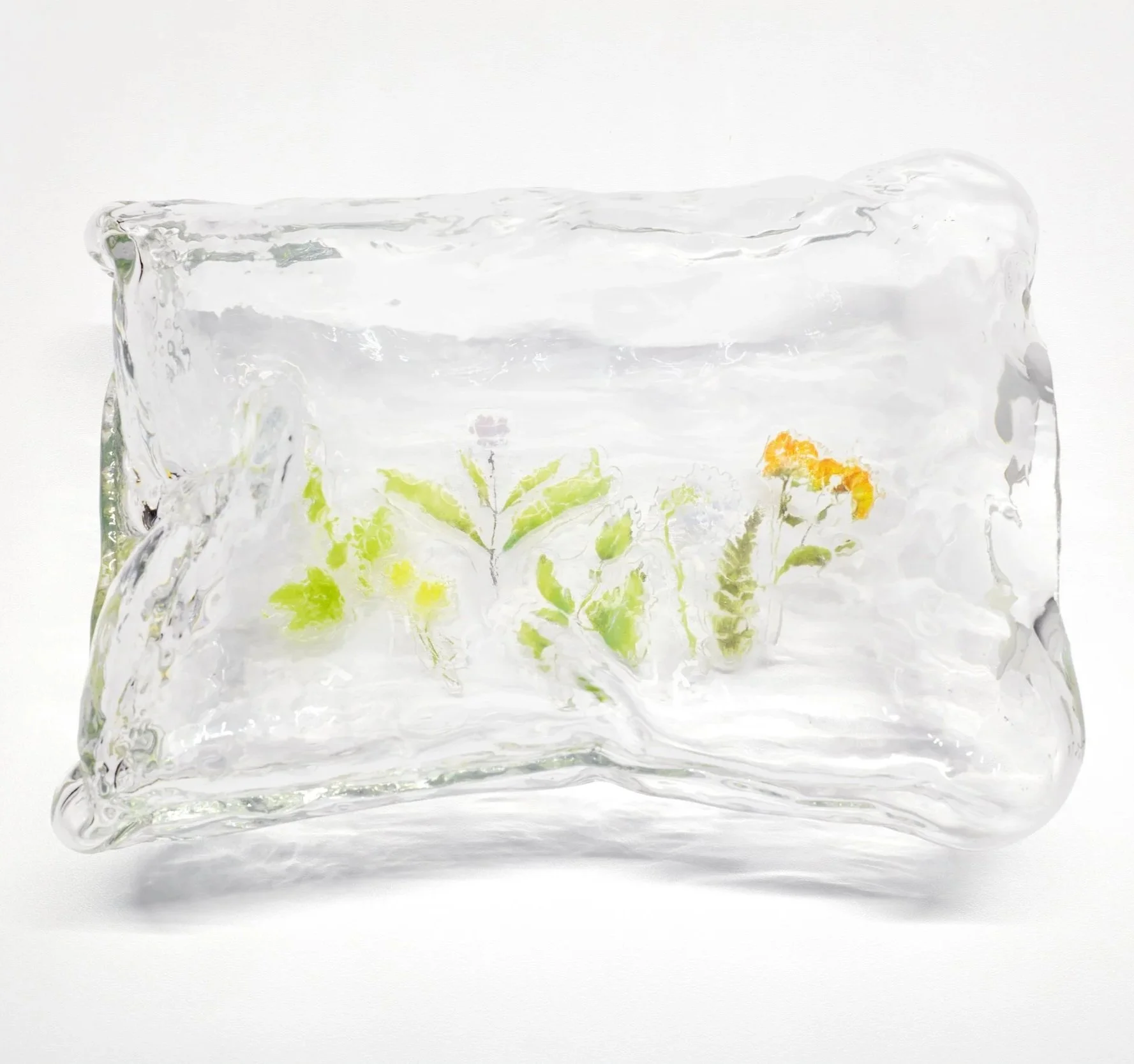  Emma Wood (Swedish American, born 1995)   Sju Blommor / Seven Flowers , 2023, Mold-blown, ground, and fused glass; preserved flowers, 7 × 14 × 10 inches, Cafesjian Art Trust Museum, 2024.001.1 © Emma Wood
