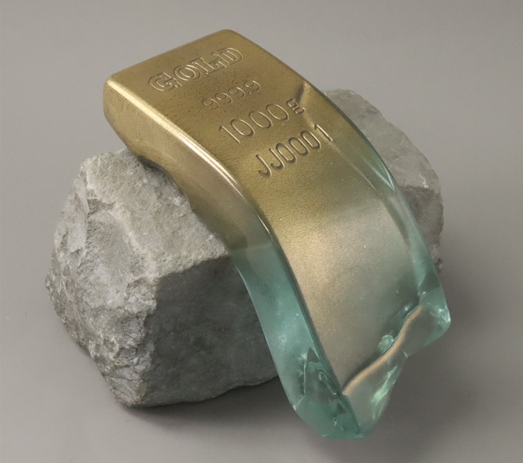 Vladimir Mitskevich (Lithuania, b. 1963).  Gold . 2007. Slumped glass, gold foil, stone. 6 x 8 x 8 inches. Cafesjian Art Trust Museum. 2022.2553.1. © Vladimir Mitskevich
