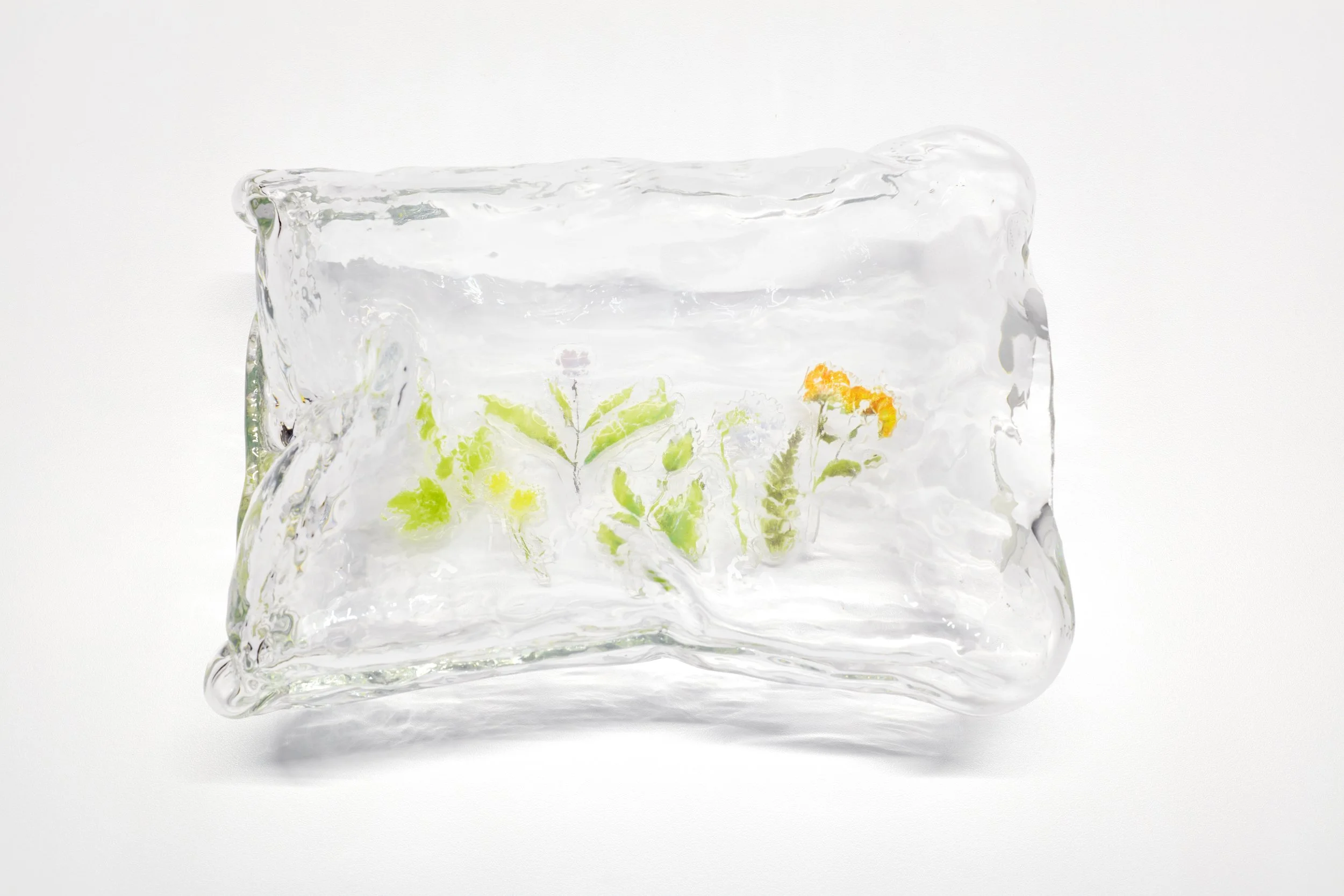Emma Wood (Swedish American, born 1995).  Sju Blommor / Seven Flowers , 2023. Mold-blown, ground, and fused glass; preserved flowers. 7 × 14 × 10 in. Cafesjian Art Trust Museum, 2024.001.1. © Emma Wood  