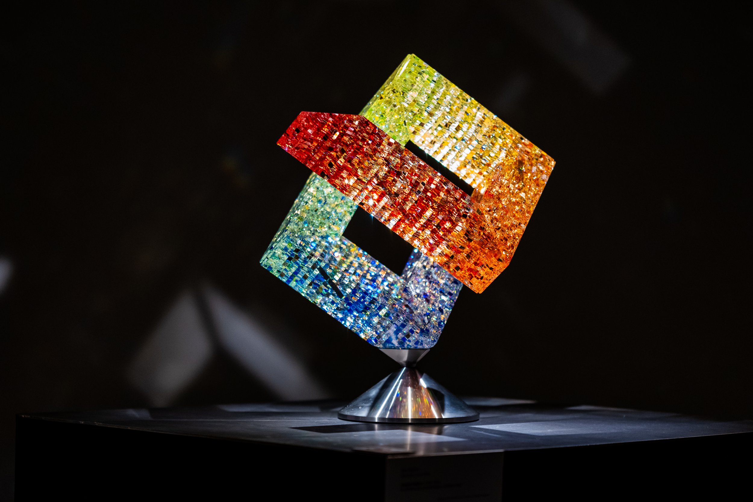 Jon Kuhn (American, born 1949).  Joseph Ribbon , 2019–2022. Laminated and polished glass; stainless steel. 23 1/2 × 16 1/8 × 21 inches. Courtesy of the artist and the Collection of Joseph Chesanow © Jon Kuhn 