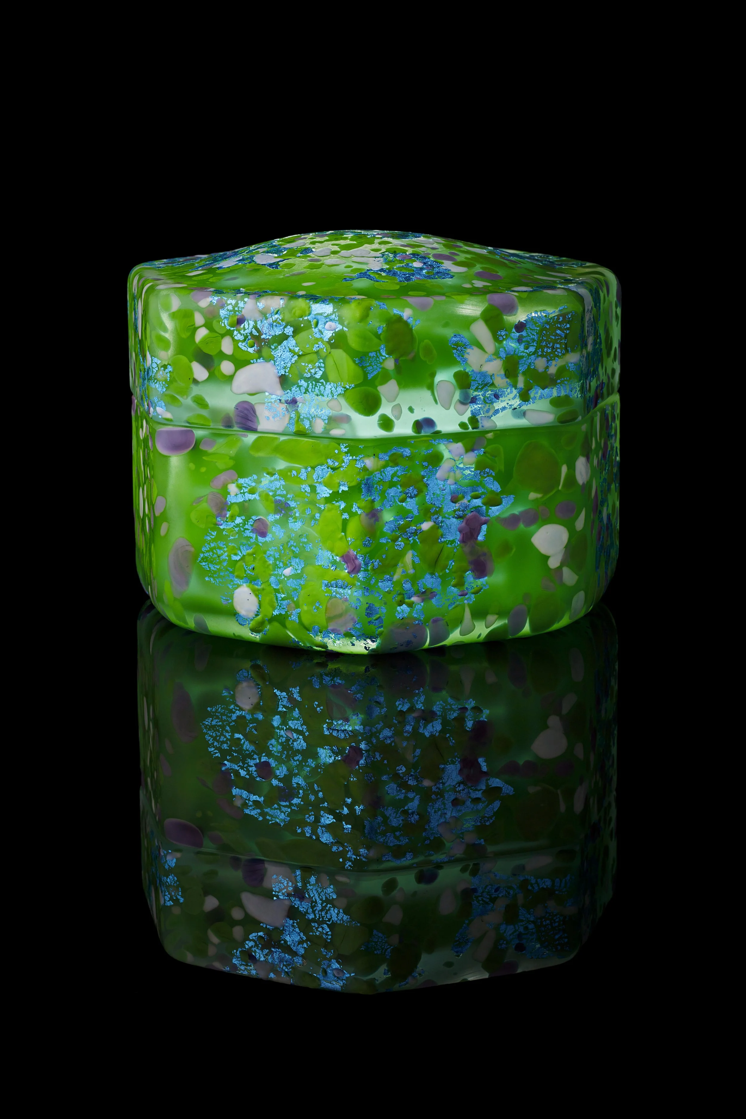 Kyohei Fujita (Japanese, 1921–2004).  Lidded Box . Made in Japan, sometime between 1990–2000. Mold blown and cased glass with applied glass frit and gold foil; acid etched. 4 3/4 × 6 1/2 inches. On loan from the Collection of Thomas Cafesjian and Kat