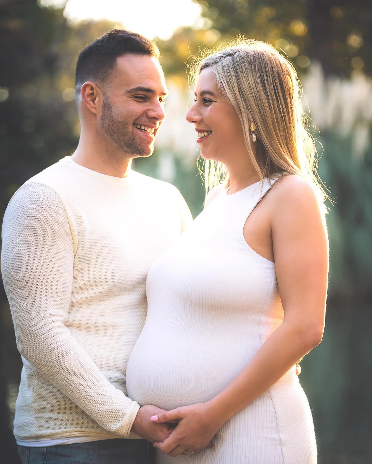 Right before they became a family of 3 👨&zwj;👩&zwj;👧 #FamilyPhotography #PregnancyPhotoshoot