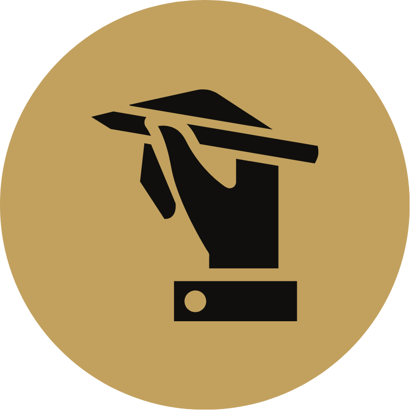 Mano colocando una papeleta en una urna de votación