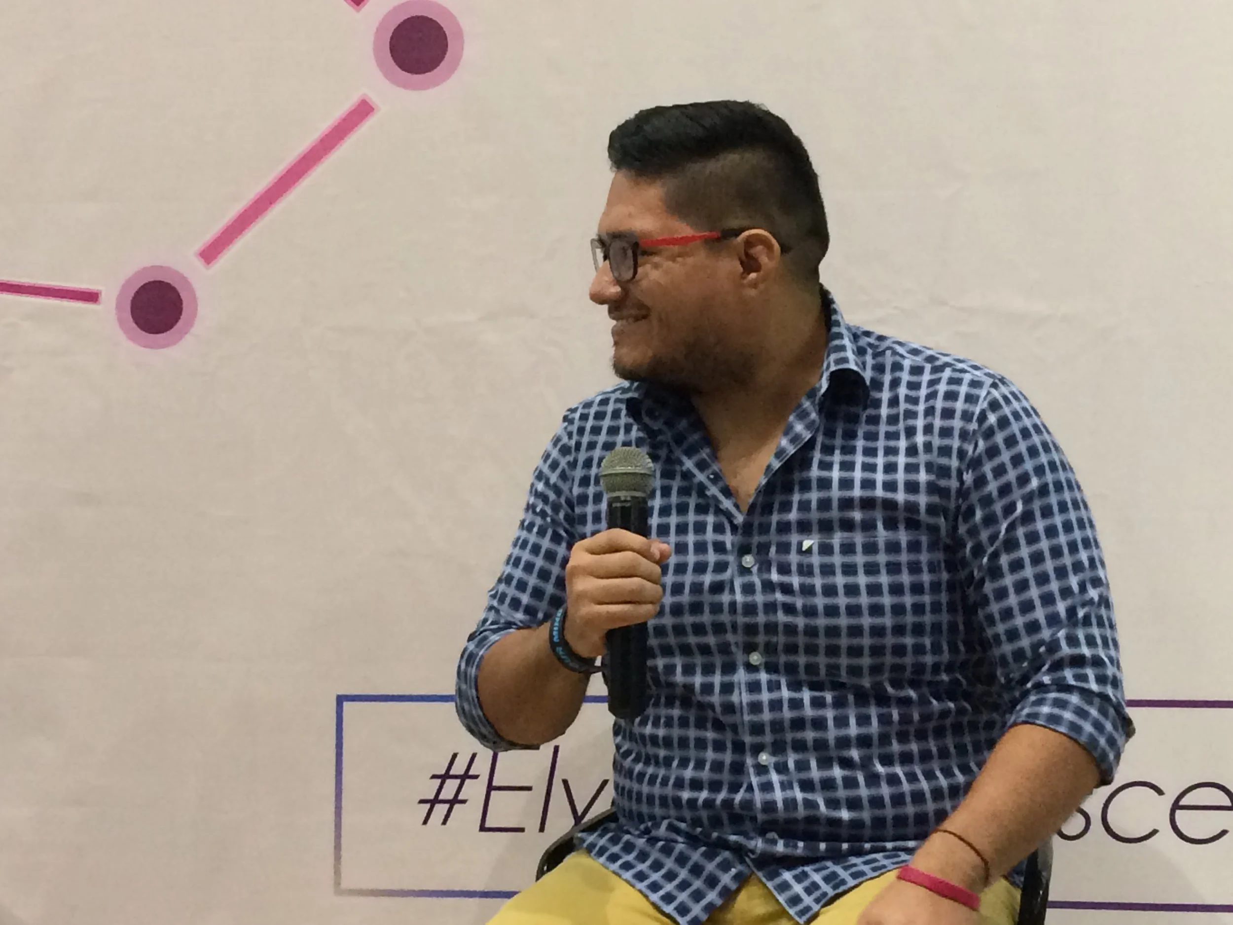 Guillermo Suco dando una charla adolescentes