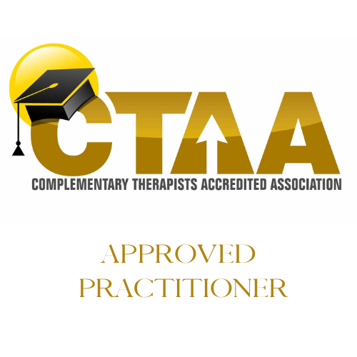 Logotipo de la Asociación de Terapeutas Complementarios Acreditados (CTAA) con un birrete de graduación y texto que dice "Aprobado Practicante".