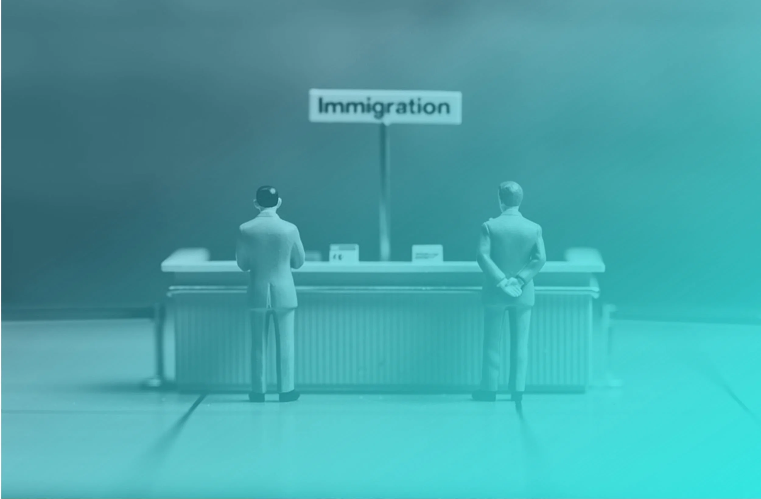Immigrationのサインの前に立つ二人のビジネスパーソン