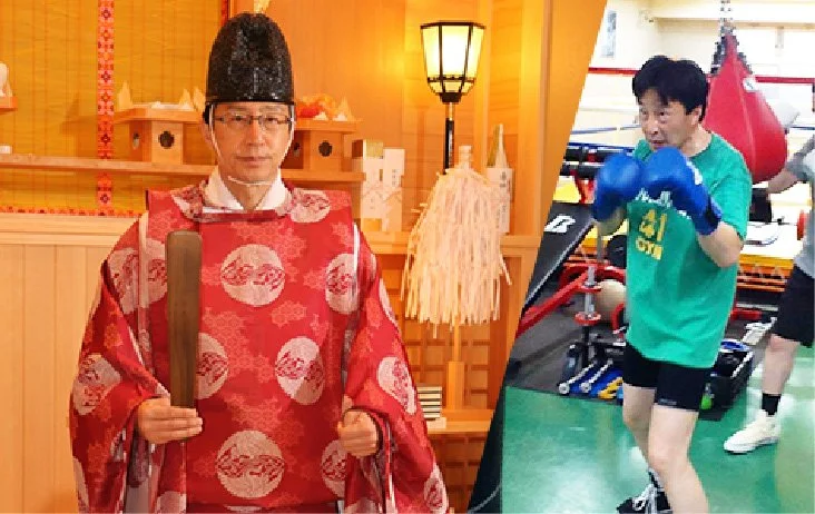左側は伝統的な儀式を行う男性で、赤い衣装と黒い帽子を着用し、木製の棒を持っている。右側はボクシングの練習をしている男性で、青いグローブと緑のTシャツを着ている。