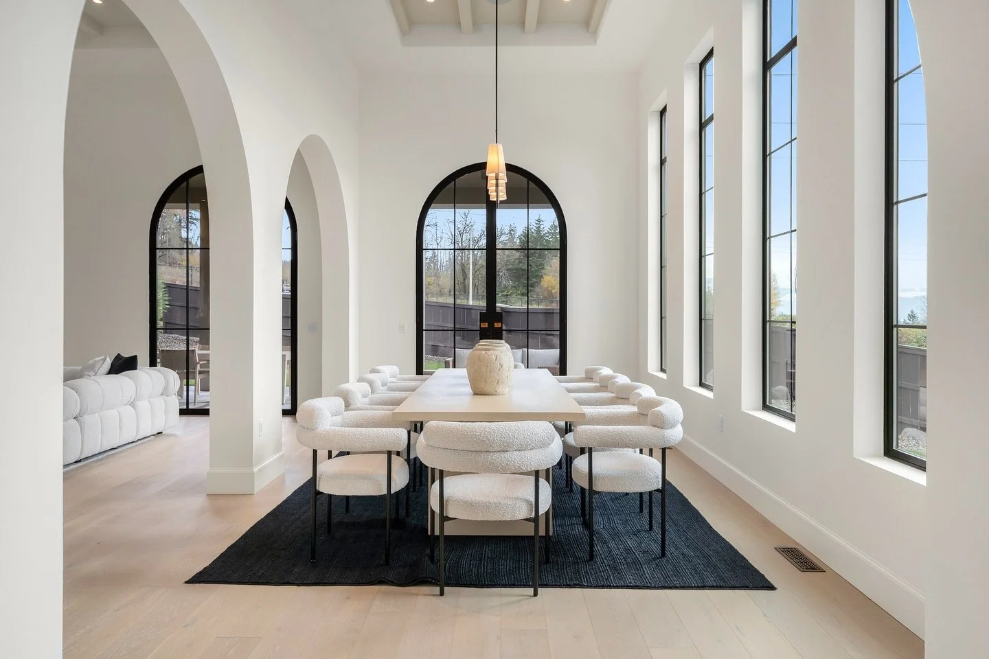 we love the soft way the dining room is separated from the main space with these arches 👌🏼