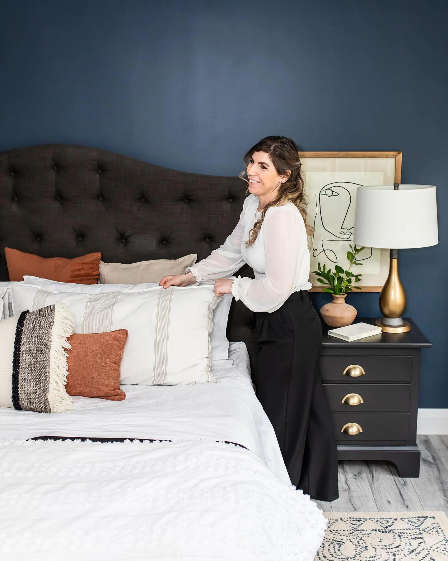 Making your bed makes a huge difference. For a long time I was indifferent, but now I see the difference when I don&rsquo;t. Some of you may have seen my recent reel about that. . . 😂. 📸 @simplycurateco