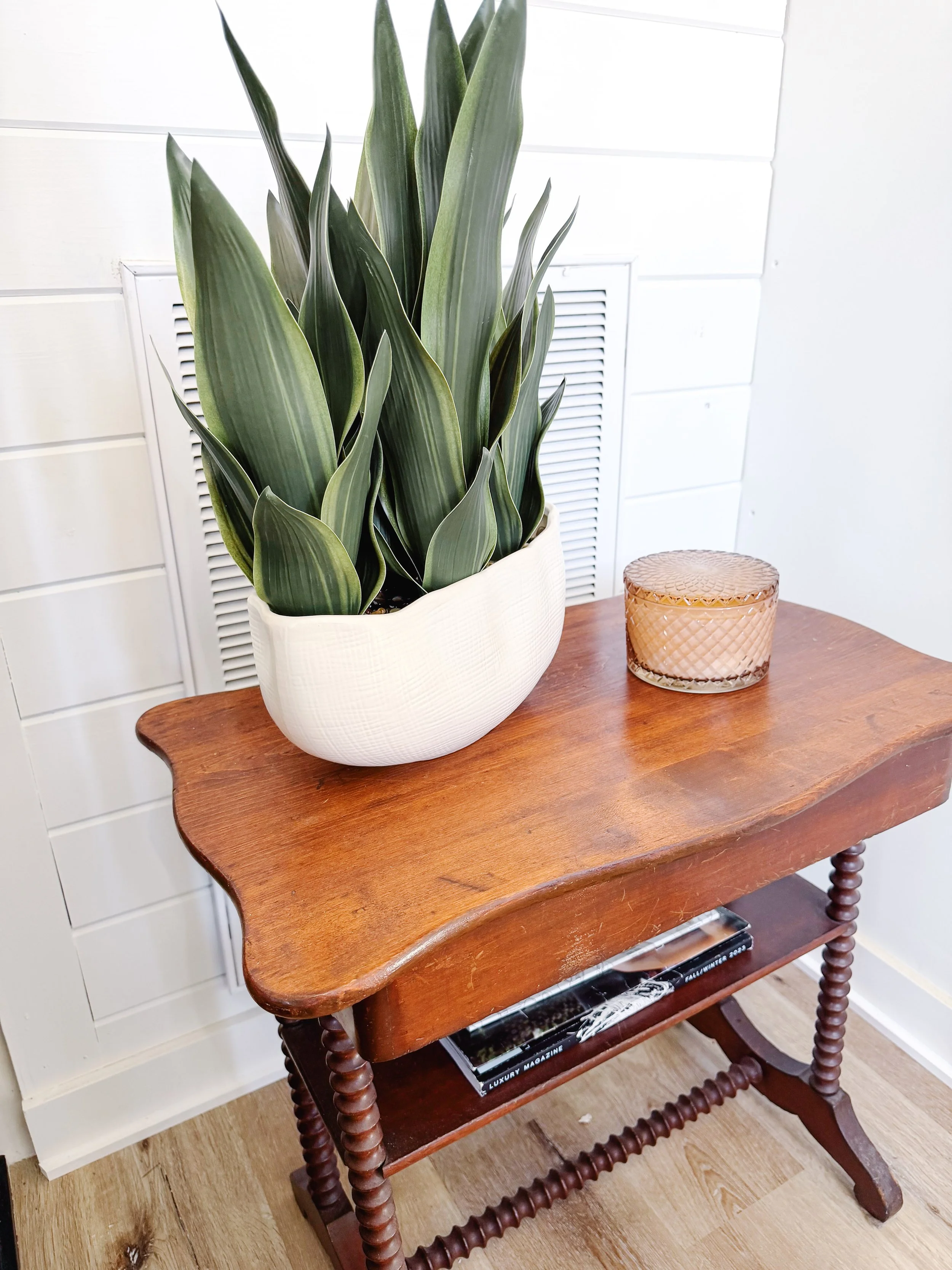 Foyer staging in Dresden TN with welcoming entryway and modern farmhouse design