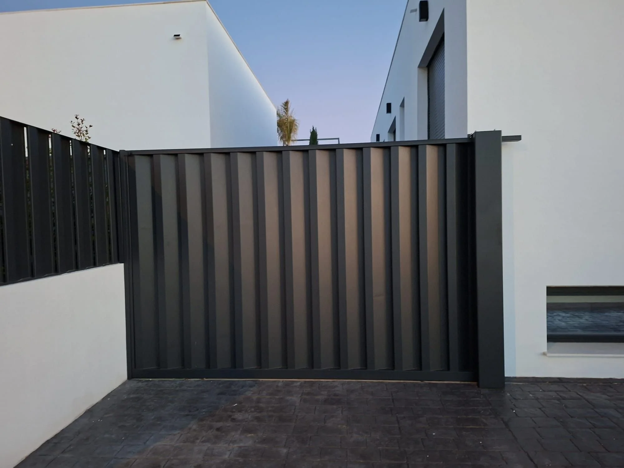 Puerta corredera de aluminio soldado