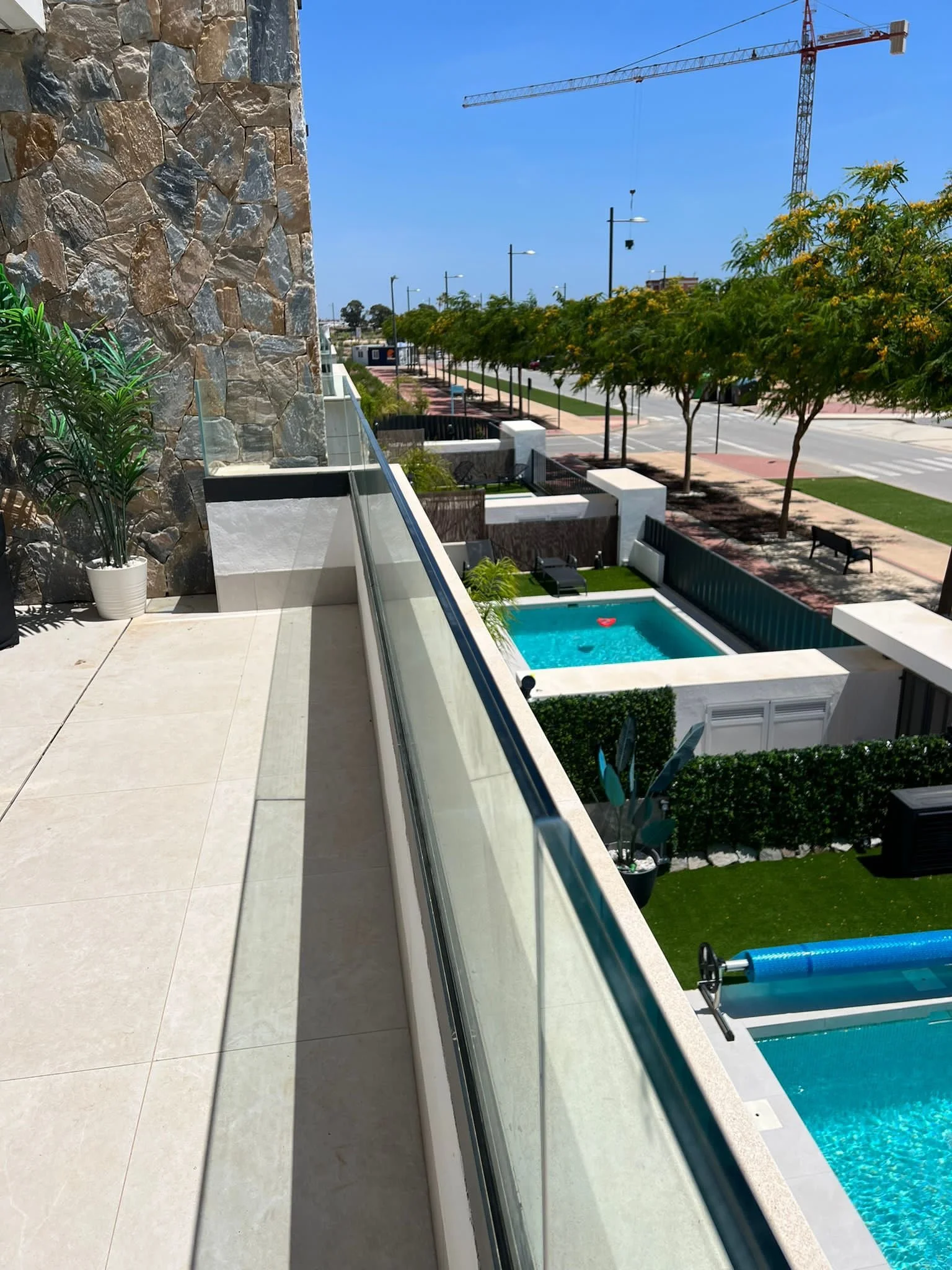 Barandilla de vidrio en terraza