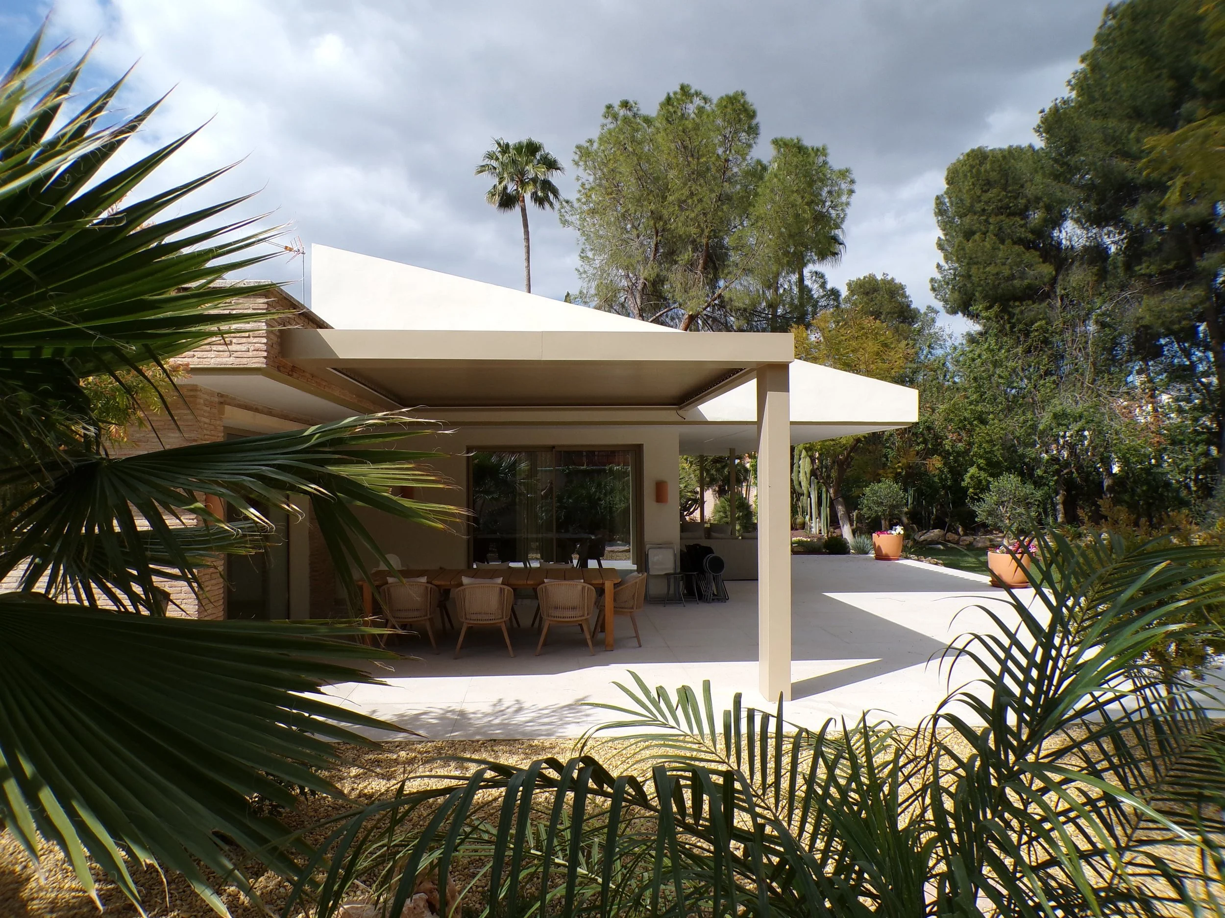 Pérgola bioclimática en terraza.jpg