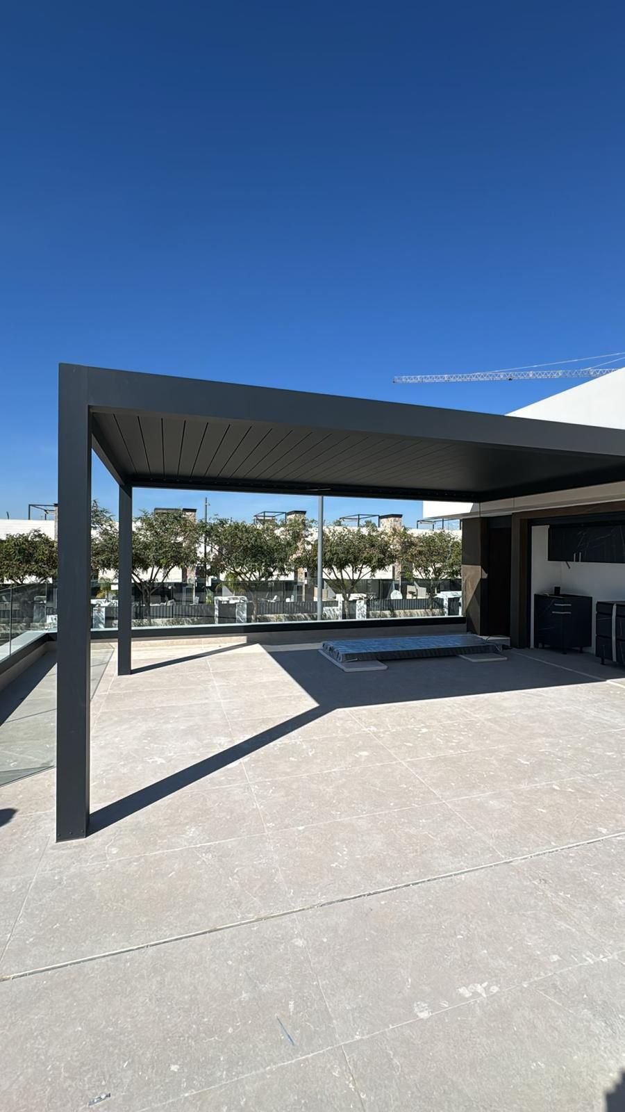 Pérgola bioclimática en terraza