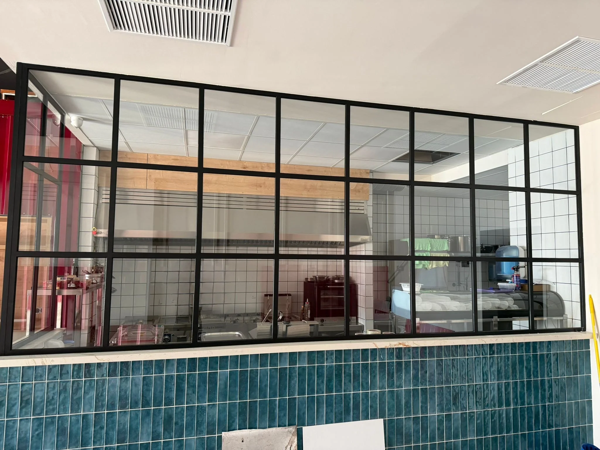 División interior restaurante.