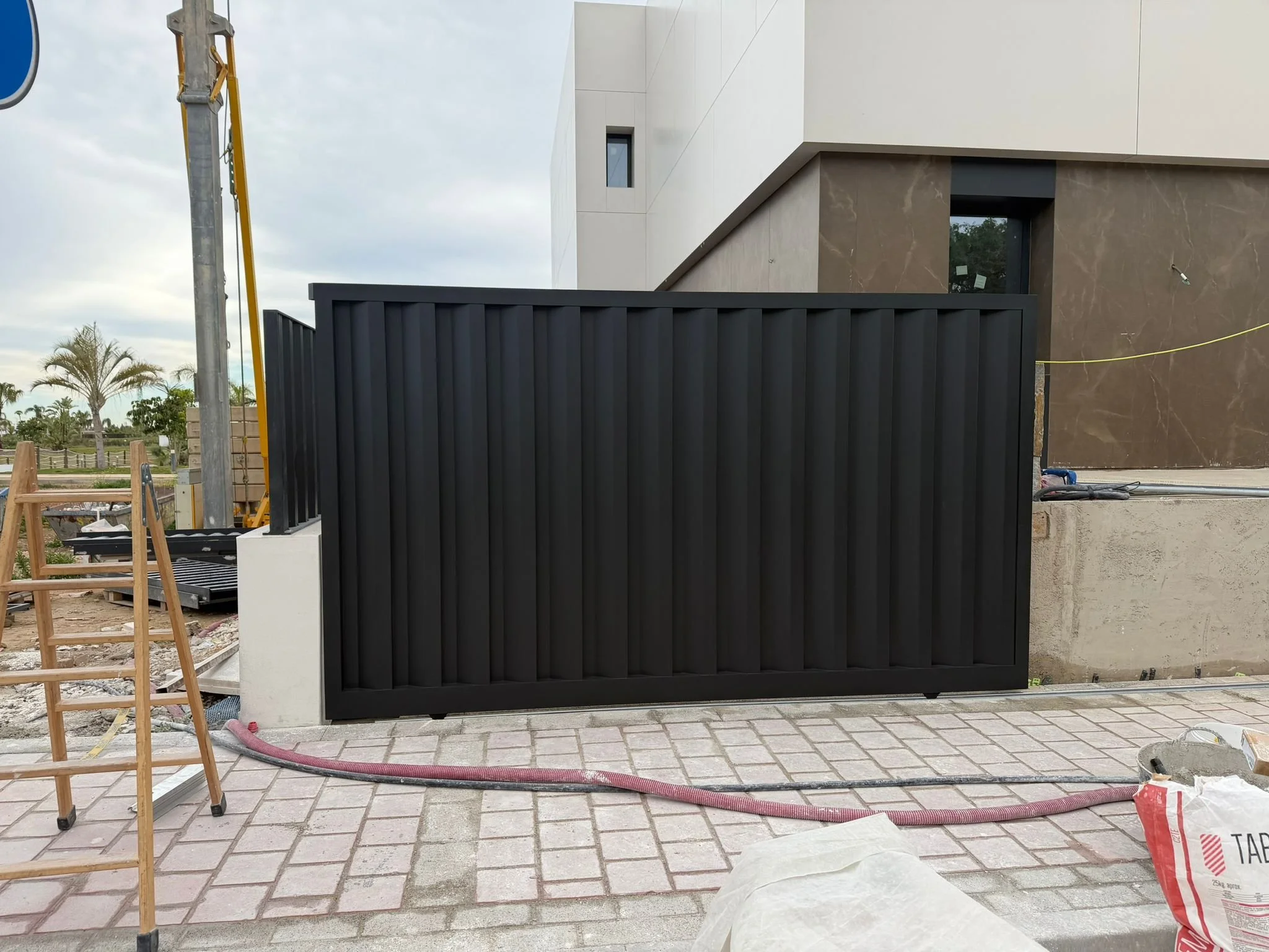 Puerta corredera de aluminio soldado