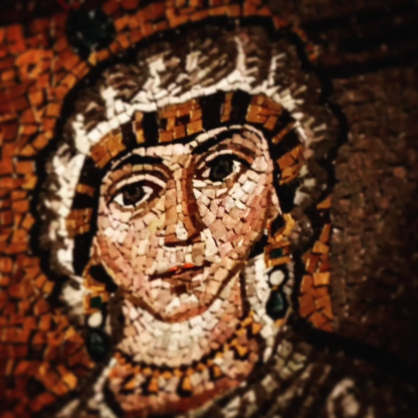 Antonina fu la moglie del generale Belisario, l&rsquo;ultimo grande condottiero romano che spos&ograve; intorno al 530, e la pi&ugrave; stretta amica dell&rsquo;imperatrice Teodora, con la quale condivise le origini umili, la capacit&agrave; di sopra