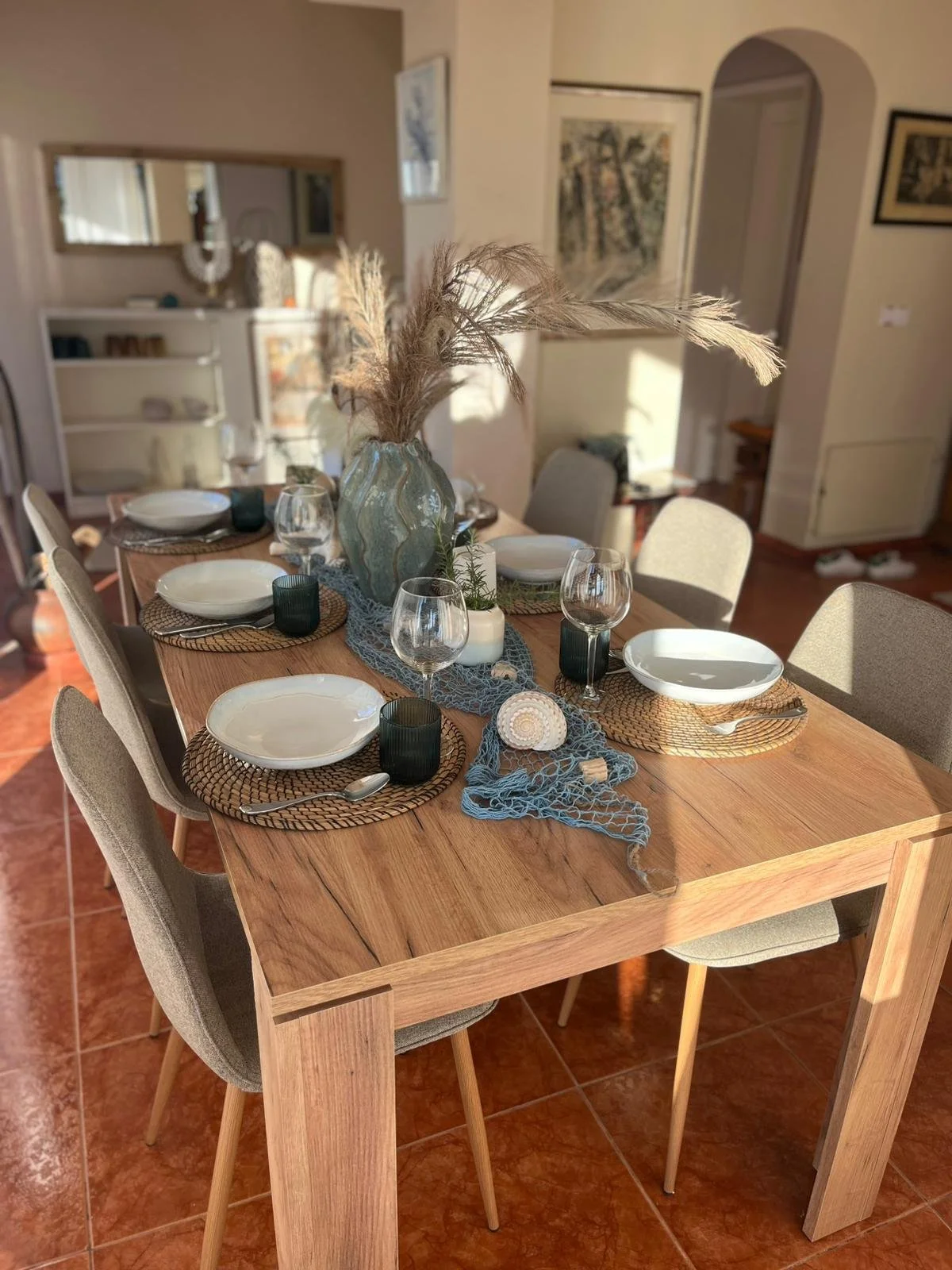 Esszimmer mit Blick zum Durchgang ins Schlafzimmer im Haupthaus