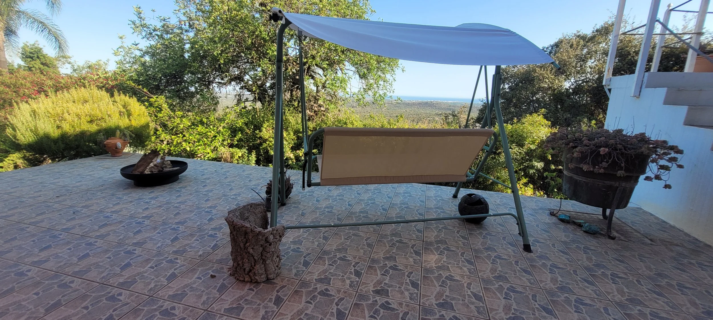 Hollywoodschaukel mit Blick über Landschaft zum Atlantik