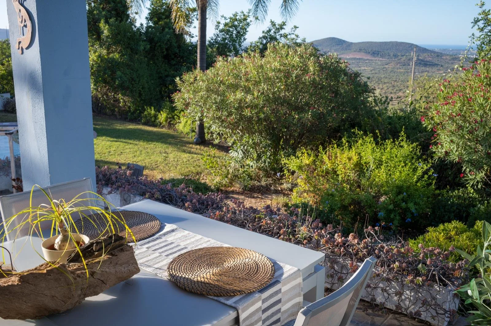 Überdachter Essbereich