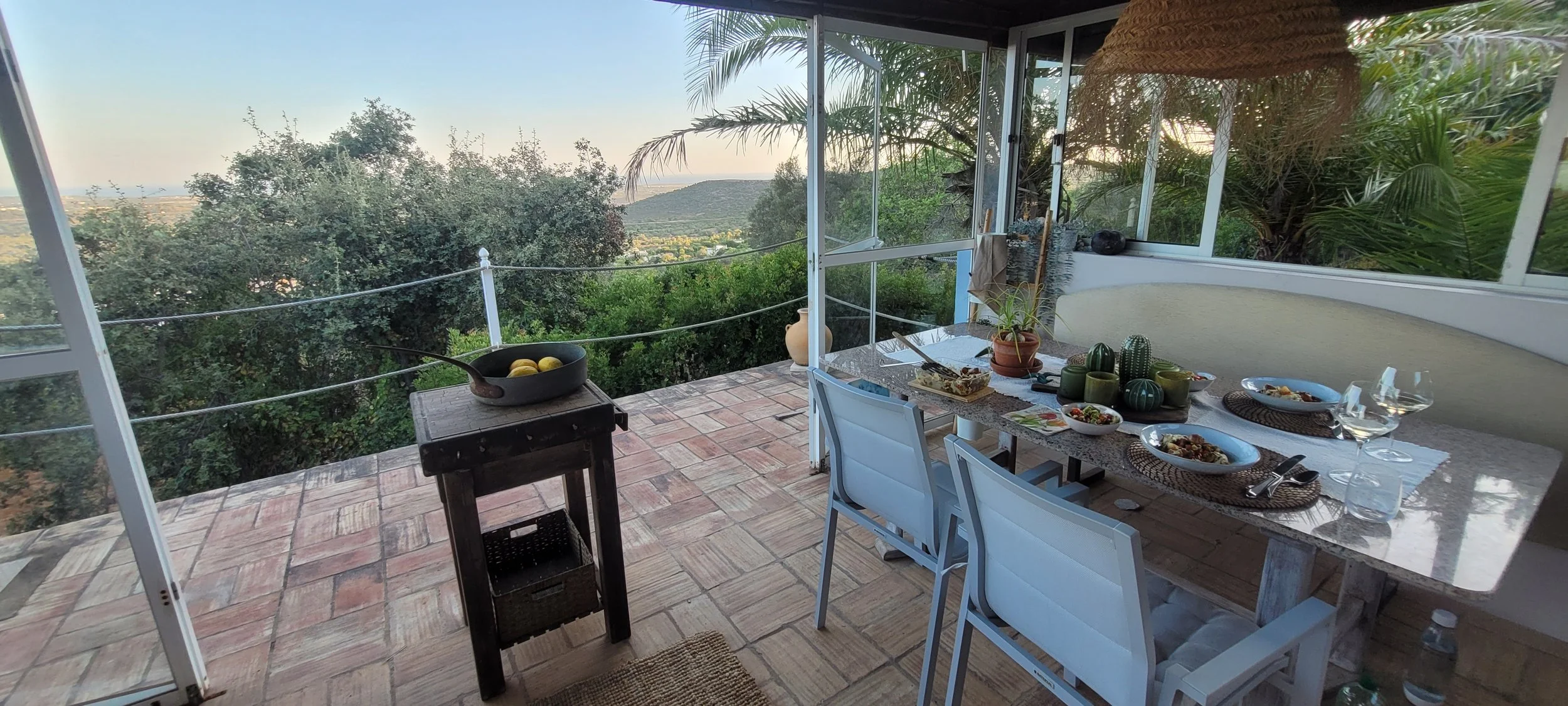 Außenküche mit Blick über Landschaft zum Atlantik