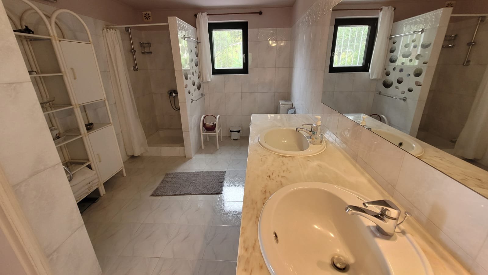 Badezimmer neben Hauptschlafzimmer