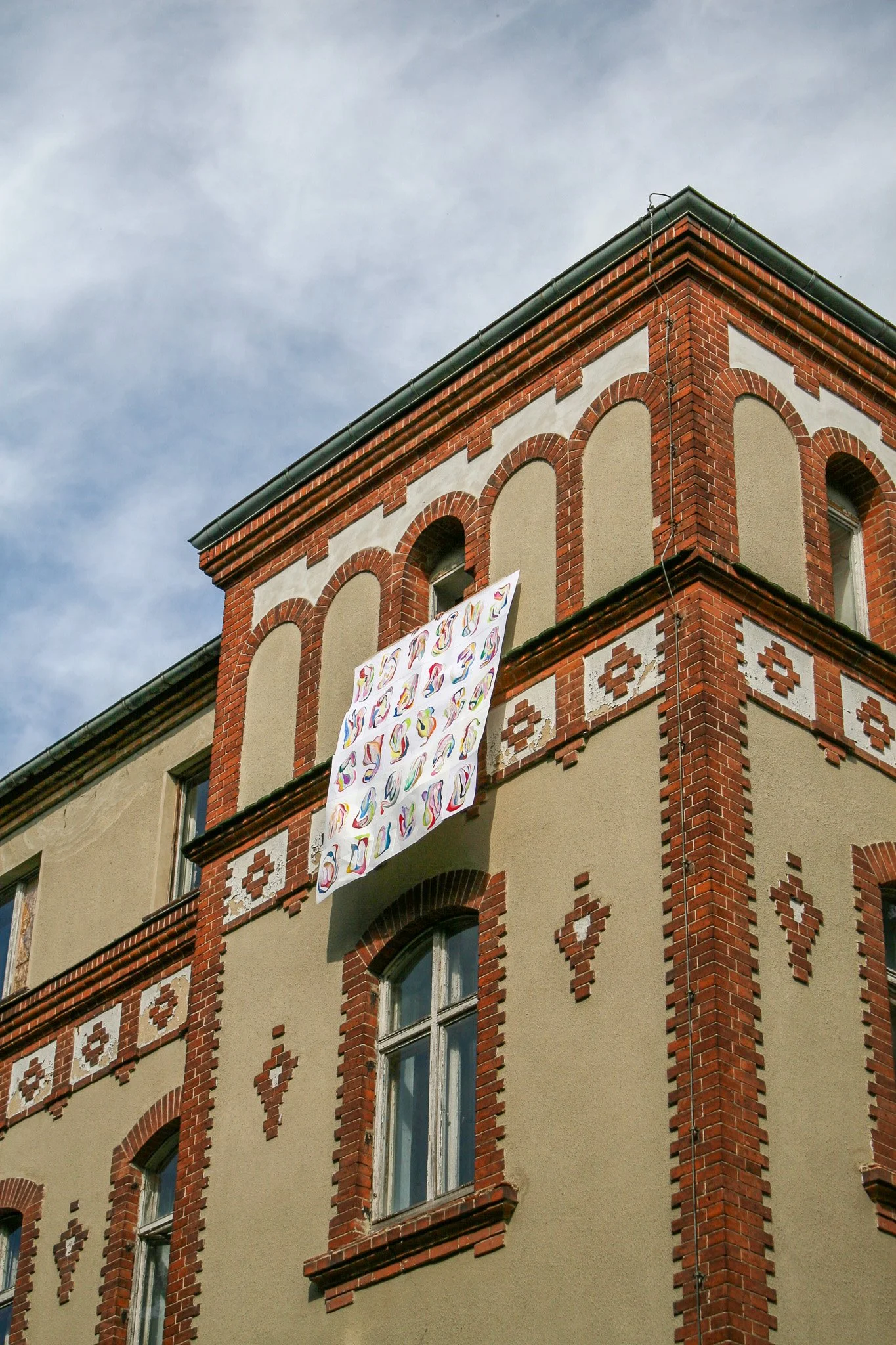 There is no more time left. Oil pastel, pencil and thread on paper. 180x200cm. 2025