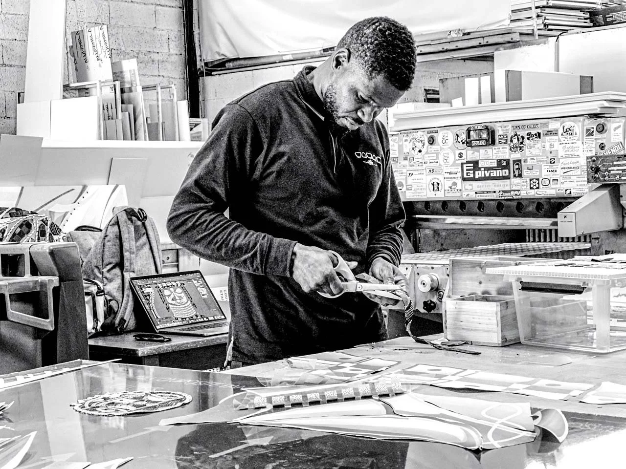 Afa Faty dans son atelier à Thiès - Artiste plasticien et designer graphic en pleine création d'une œuvre Art for Artefacts. Détail du cloutage sur étoffe tissée et conception numérique Full HD.