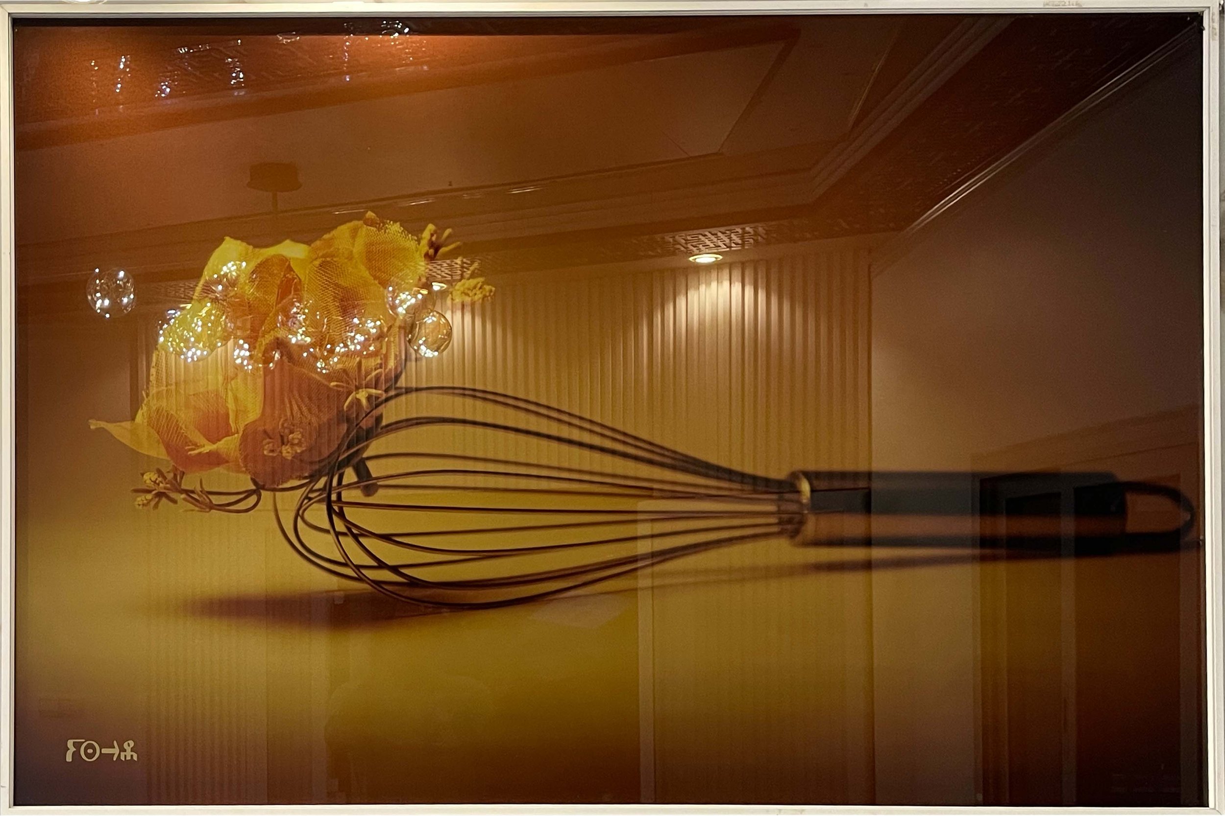 Un objet décoratif représentant un fouet avec un bouquet de fleurs en haut, placé dans un intérieur chaud avec un éclairage doux. Afa Faty Art Numérique - Matrice digitale Full HD et design graphique haute résolution. Concept Afreeca Pop, ADN numériq