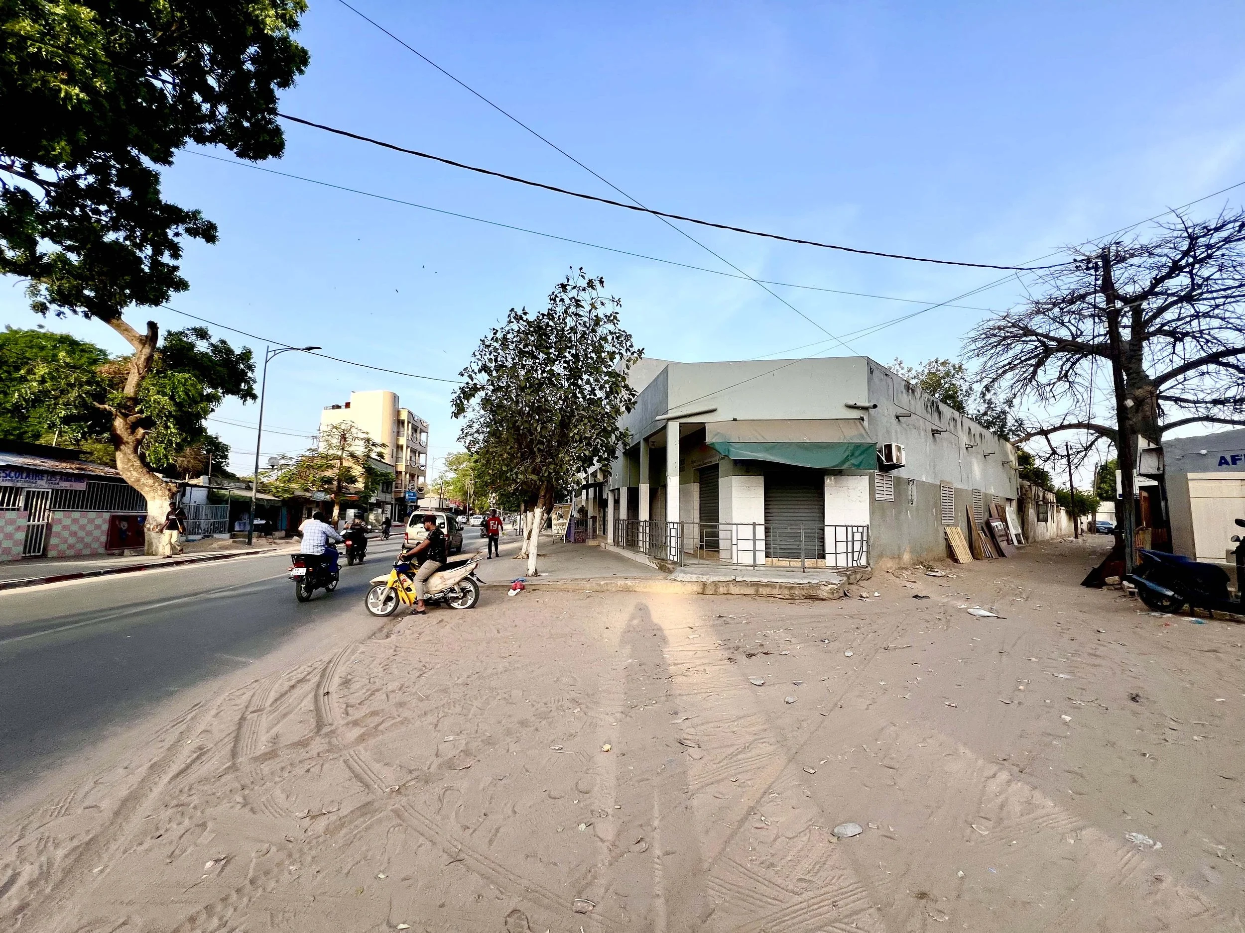 Afa Faty Photographie Art - Avenue Aynina Fall Thiès Sénégal - Contraste Sable et Bitume Afreeca Streets. Photographie d'art Sénégal, Avenue Aynina Fall, Urbanisme Thiès, Afreeca Pop, Patrimoine vivant.