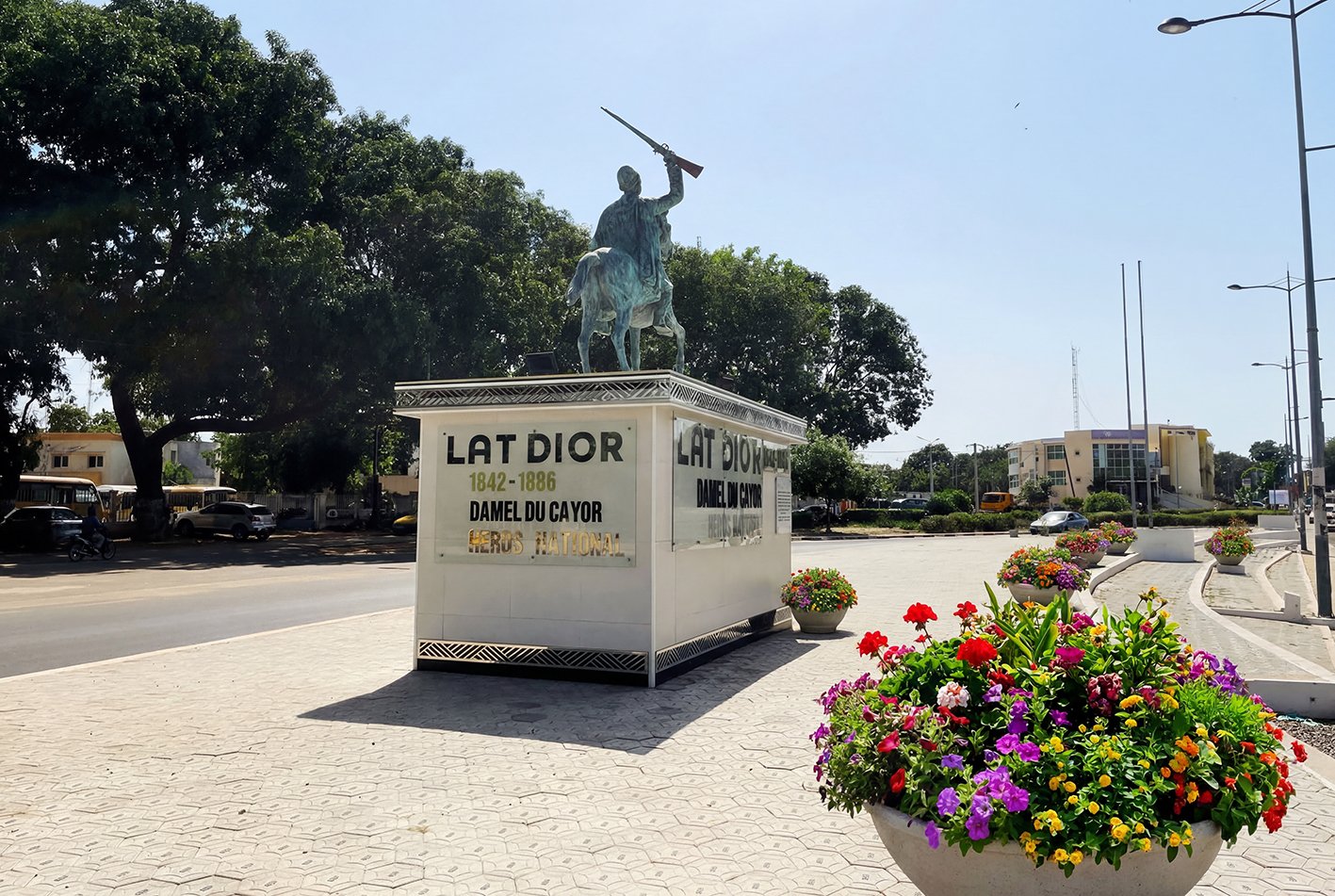 Piédestal du mémorial Lat Dior à Thiès, réalisation Afa Faty. Sculpture monumentale et mobilier urbain design Sénégal.