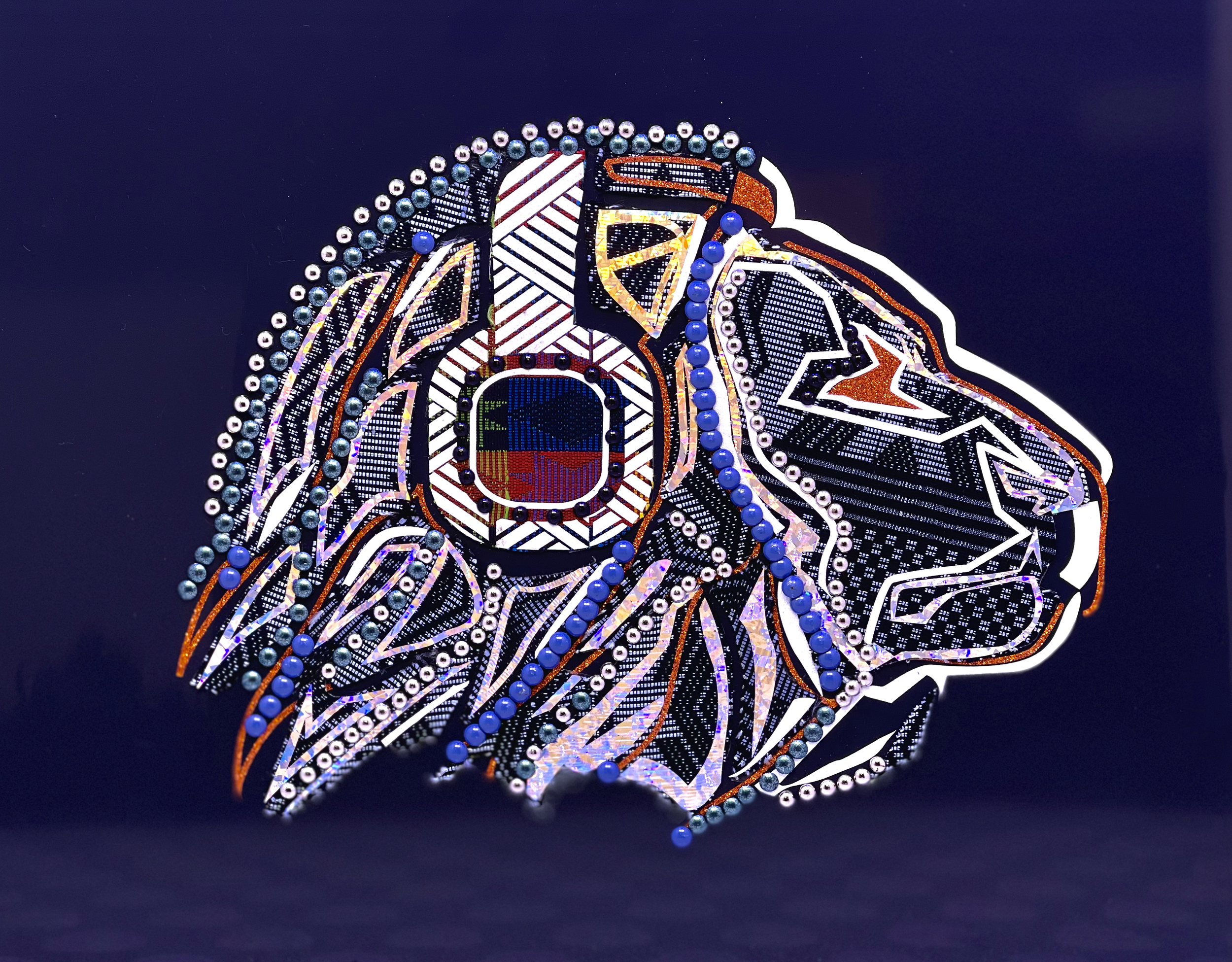 Une oeuvre d'art originale intitulé THE QUIET FORCE DIATTO , Afa Faty Art for Artefacts - Œuvre originale sans peinture, mélange d'étoffes tissées d'Afrique de l'Ouest, films polyuréthane et clous tapissiers. Art contemporain africain Afreeca Pop.