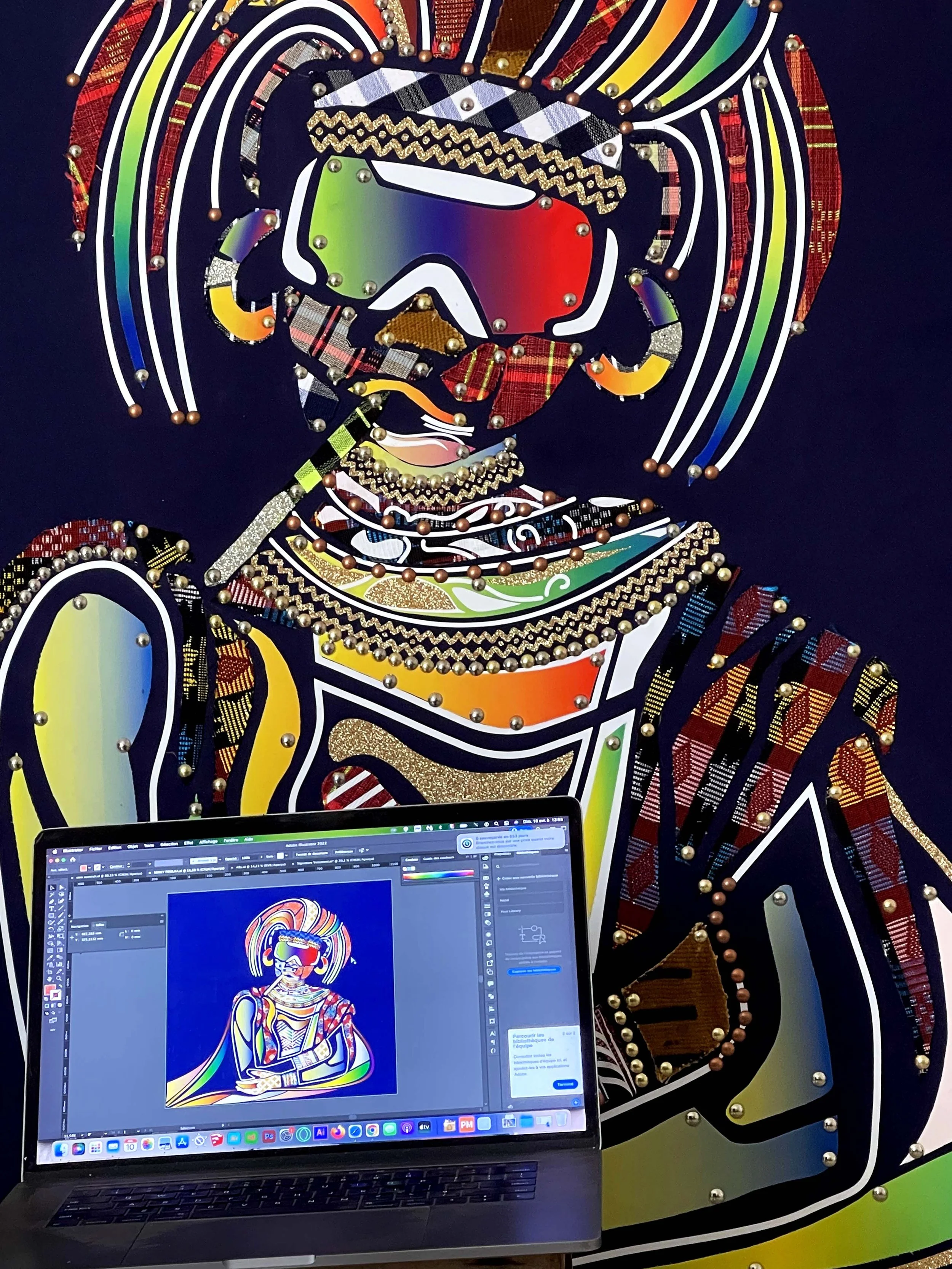 Une oeuvre d'art originale intitulé Minky, Afa Faty Art for Artefacts - Œuvre originale sans peinture, mélange d'étoffes tissées d'Afrique de l'Ouest, films polyuréthane et clous tapissiers. Art contemporain africain Afreeca Pop.