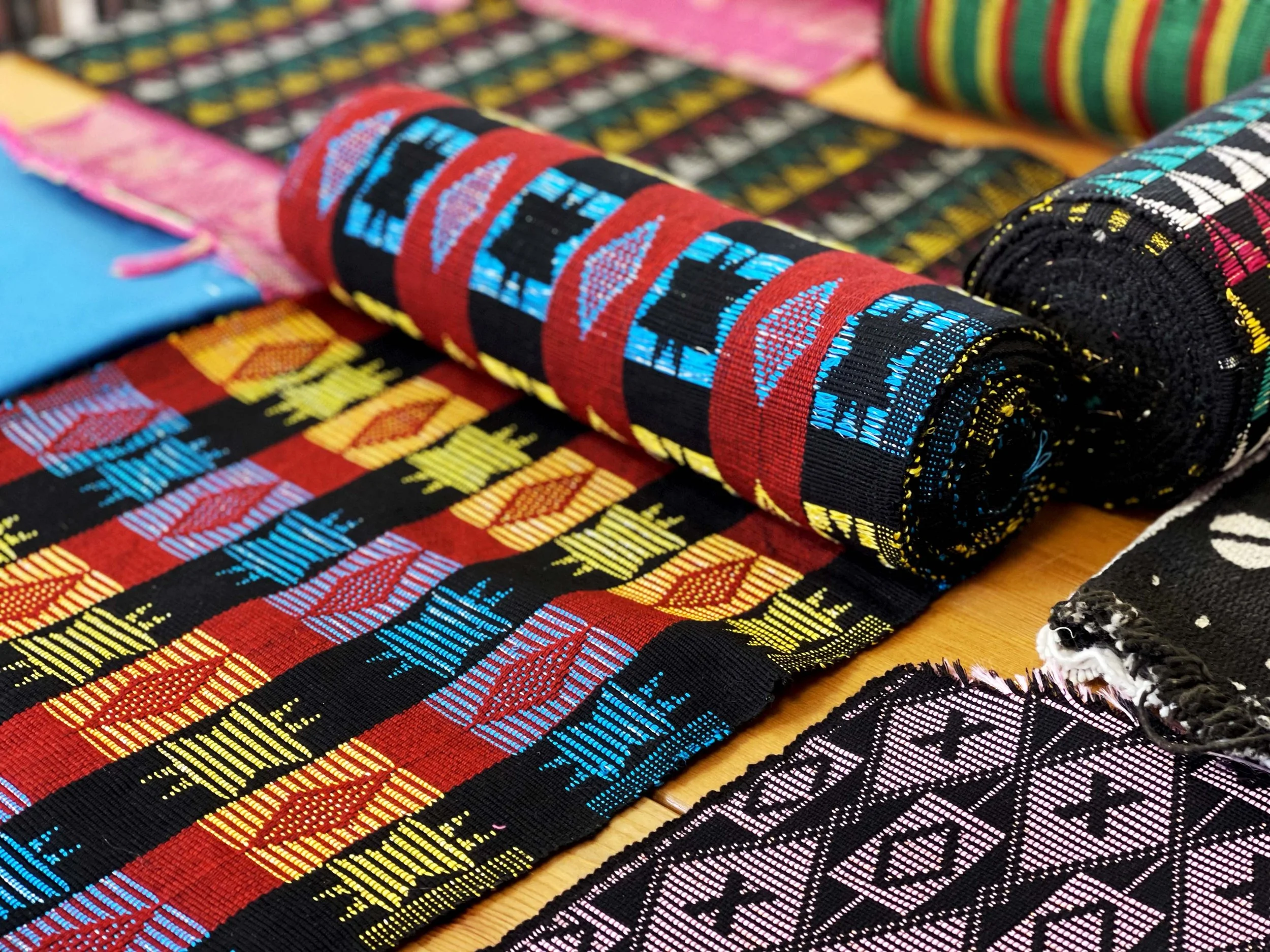 Afa Faty Art for Artefacts - Détail étoffe tissée main maître tisserand Sénégal - Textile d'art Afreeca Pop sans peinture. Étoffes tissées traditionnelles, Maîtres tisserands d'Afrique de l'Ouest. Rabal