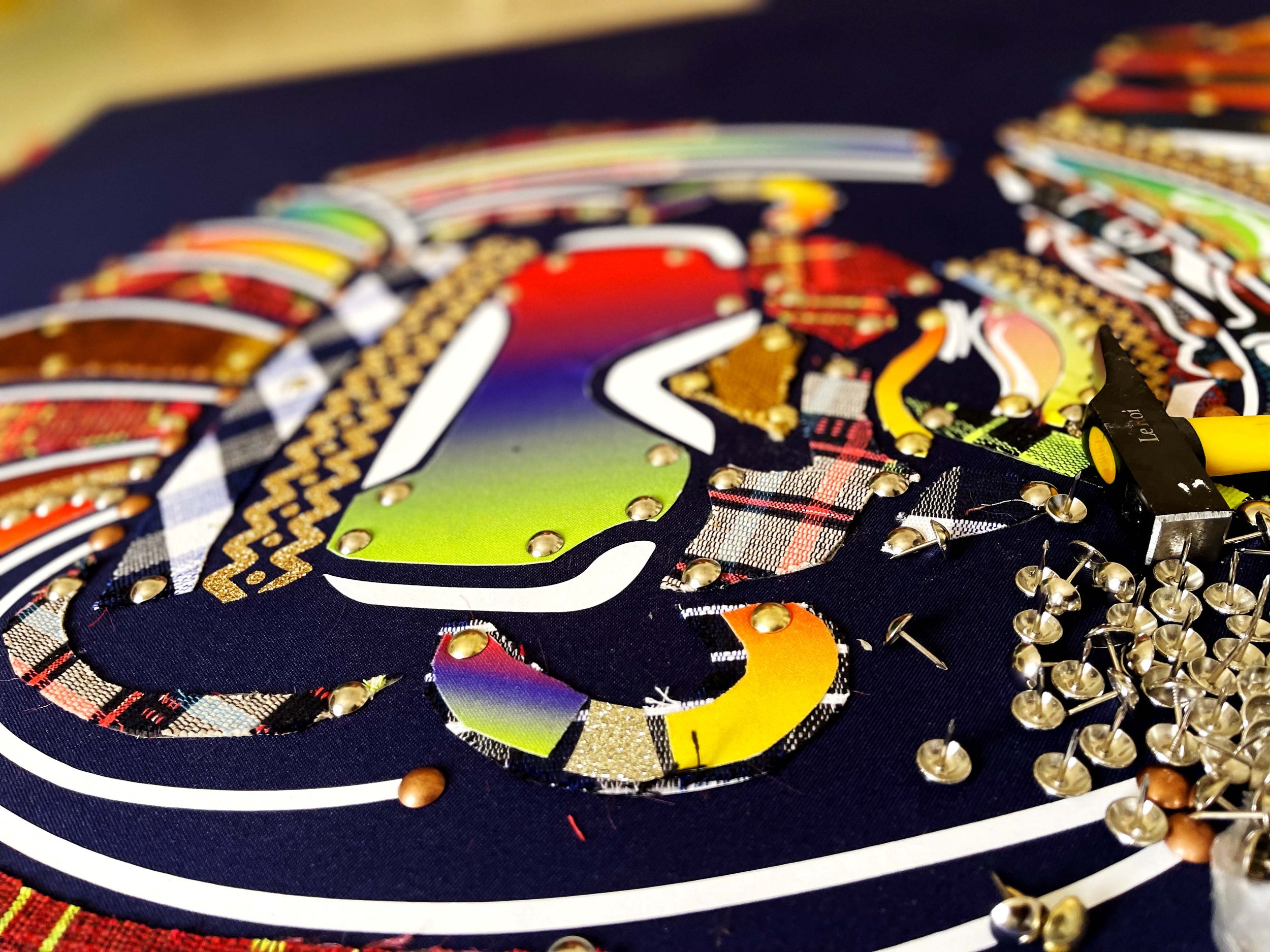 Une oeuvre d'art originale intitulé Minky, Afa Faty Art for Artefacts - Œuvre originale sans peinture, mélange d'étoffes tissées d'Afrique de l'Ouest, films polyuréthane et clous tapissiers. Art contemporain africain Afreeca Pop.