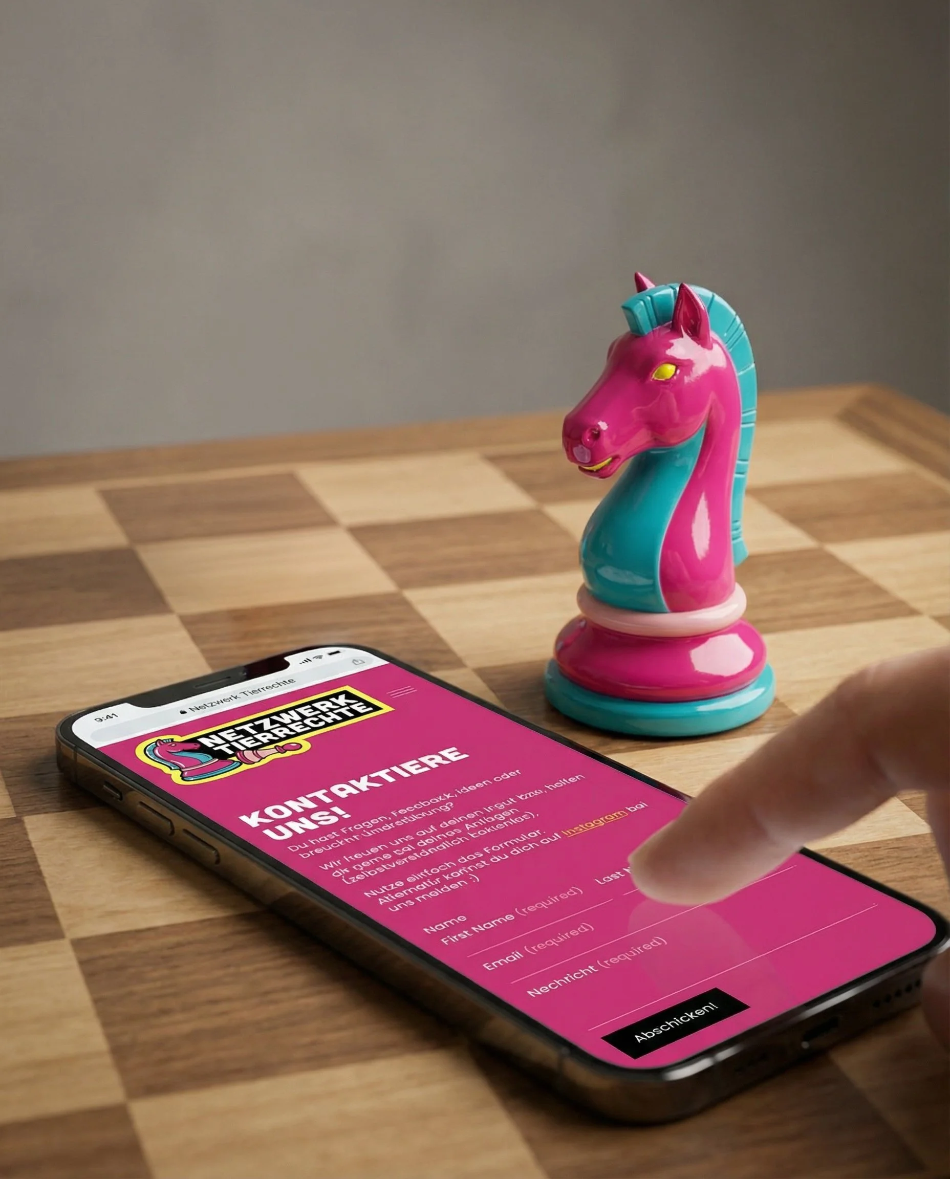 Hand hält Smartphone mit einer pinken und blauen Spielzeugpferdfigur auf den Bildschirm, auf dem eine Kontaktformularseite für soziale Medien einer Tier-Community sichtbar ist.