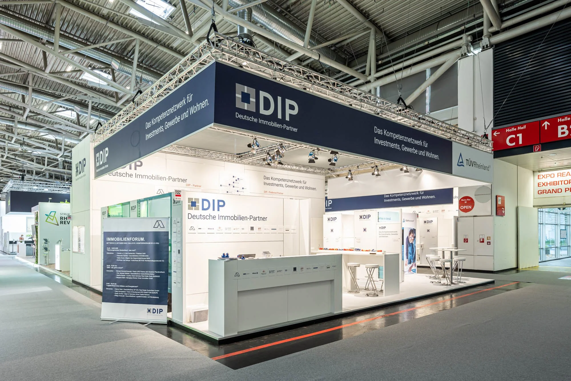 ExpoReal-2022-Web-0543_DIP_Staende_von_links.jpg