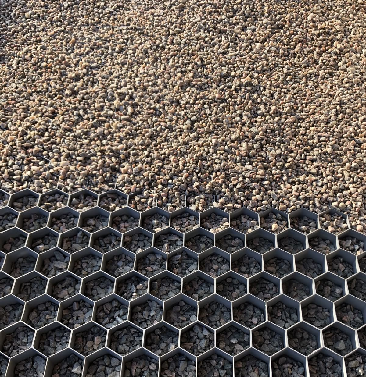 Un tableau de petites pierres ou granulats séparées par une grille en forme d'hexagones.
