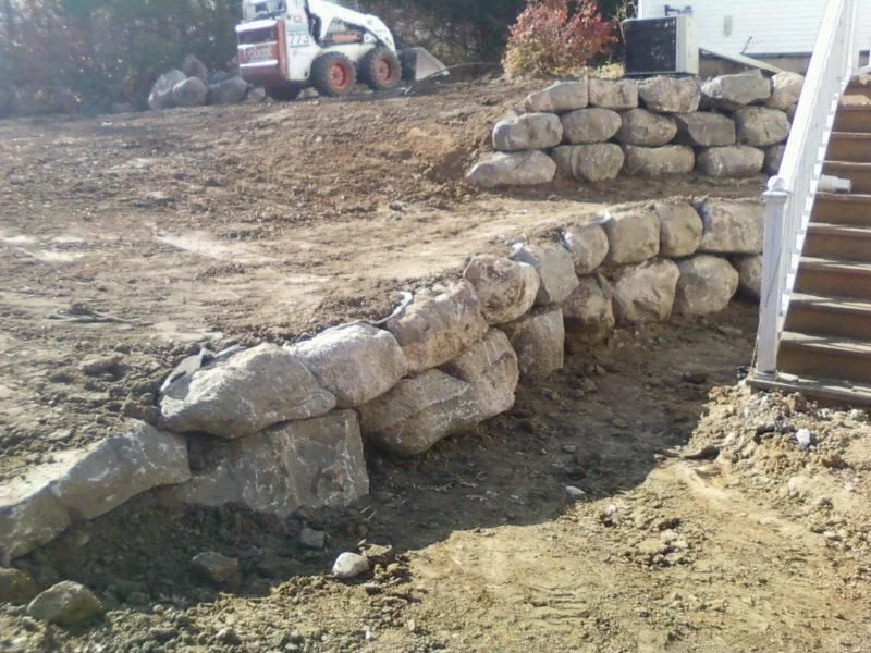 Aménagement d'une pente avec une structure en pierres.