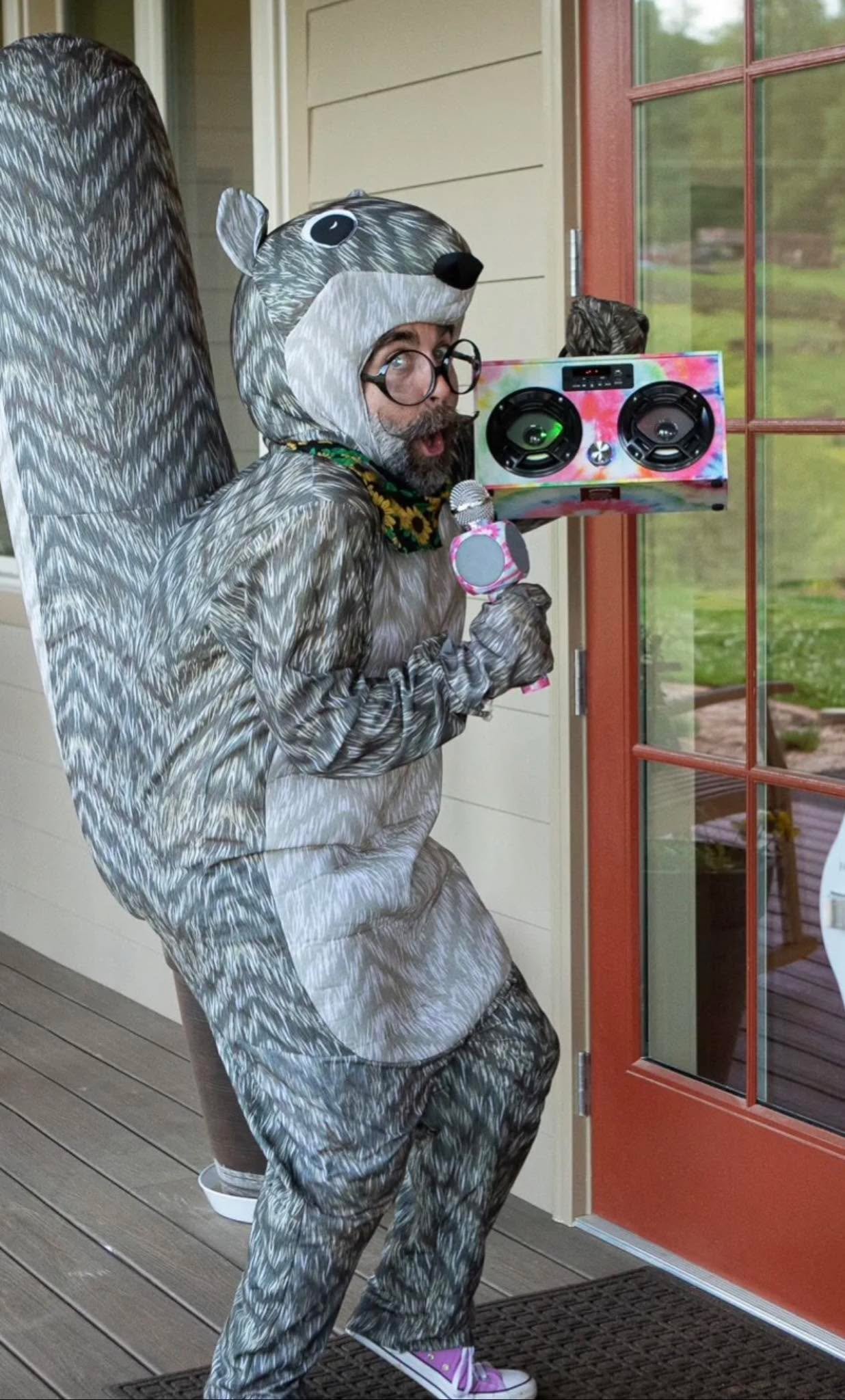 Day # 8 of &ldquo;What does Planet Acorn do?&rdquo;

Singing Telegrams &amp; Surprises

One of the very first performance ideas I explored for Planet Acorn was singing telegrams. During the pandemic, I began by offering them virtually &mdash; little 