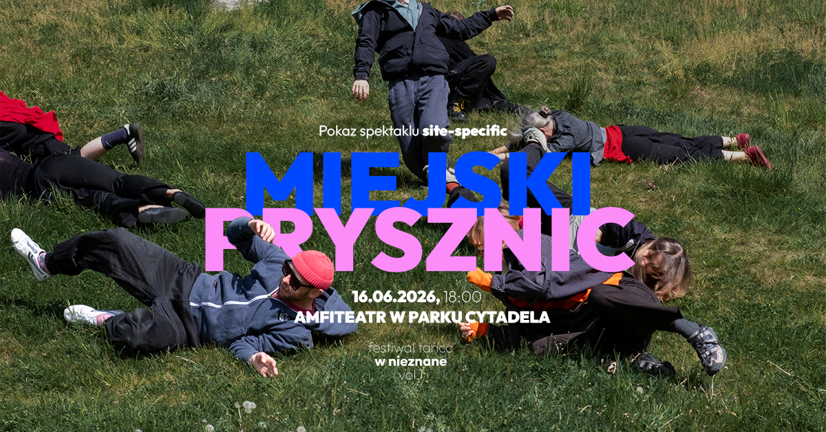 Młode kobiety i mężczyźni tańczą w tunelu; niektórzy mają na sobie codzienne ubrania i trampki, a całość oświetlają świetlówki wiszące pod sufitem.