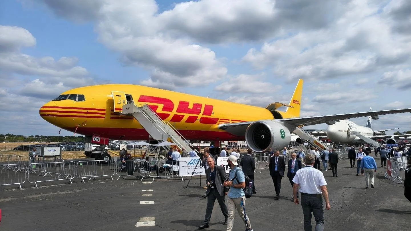 Farnborough Air Showsta iso juttu elokuun numerossa. Matkustaja k&auml;vi paikan p&auml;&auml;ll&auml; kuuntelemassa keskusteluja alan ajankohtaisista kuumista perunoista sek&auml; mm. tutustumassa Unitedin ja Emiratesin tuoreisiin matkustamoihin A32