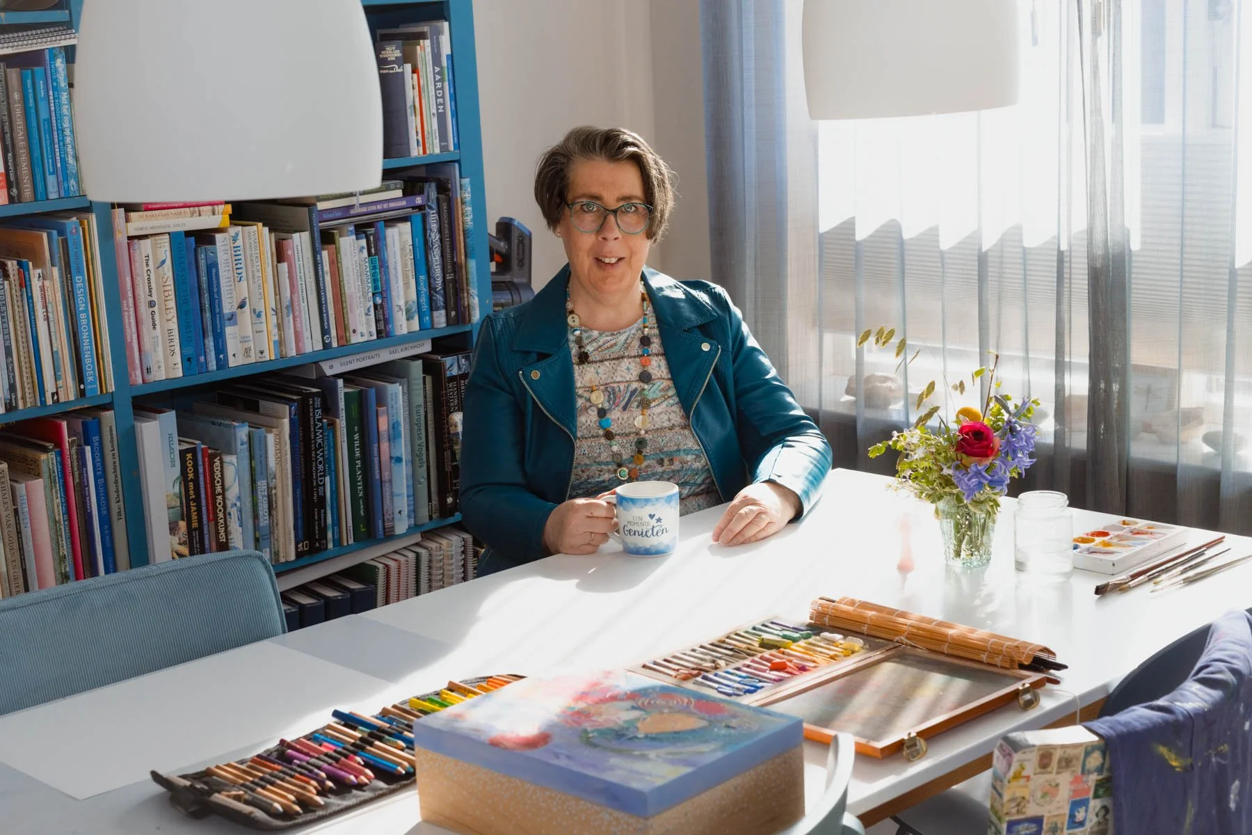 Karin Boodt aan de keukentafel in haar praktijk aan huis in Bussum