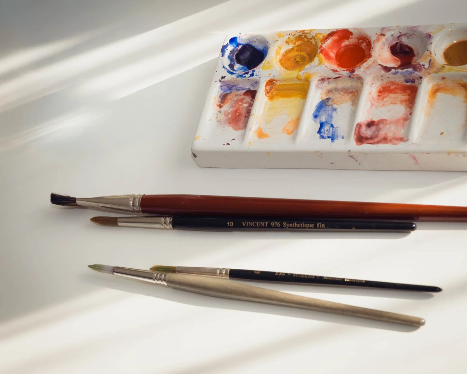 Aquarelpalet en penselen voor beeldende therapie.