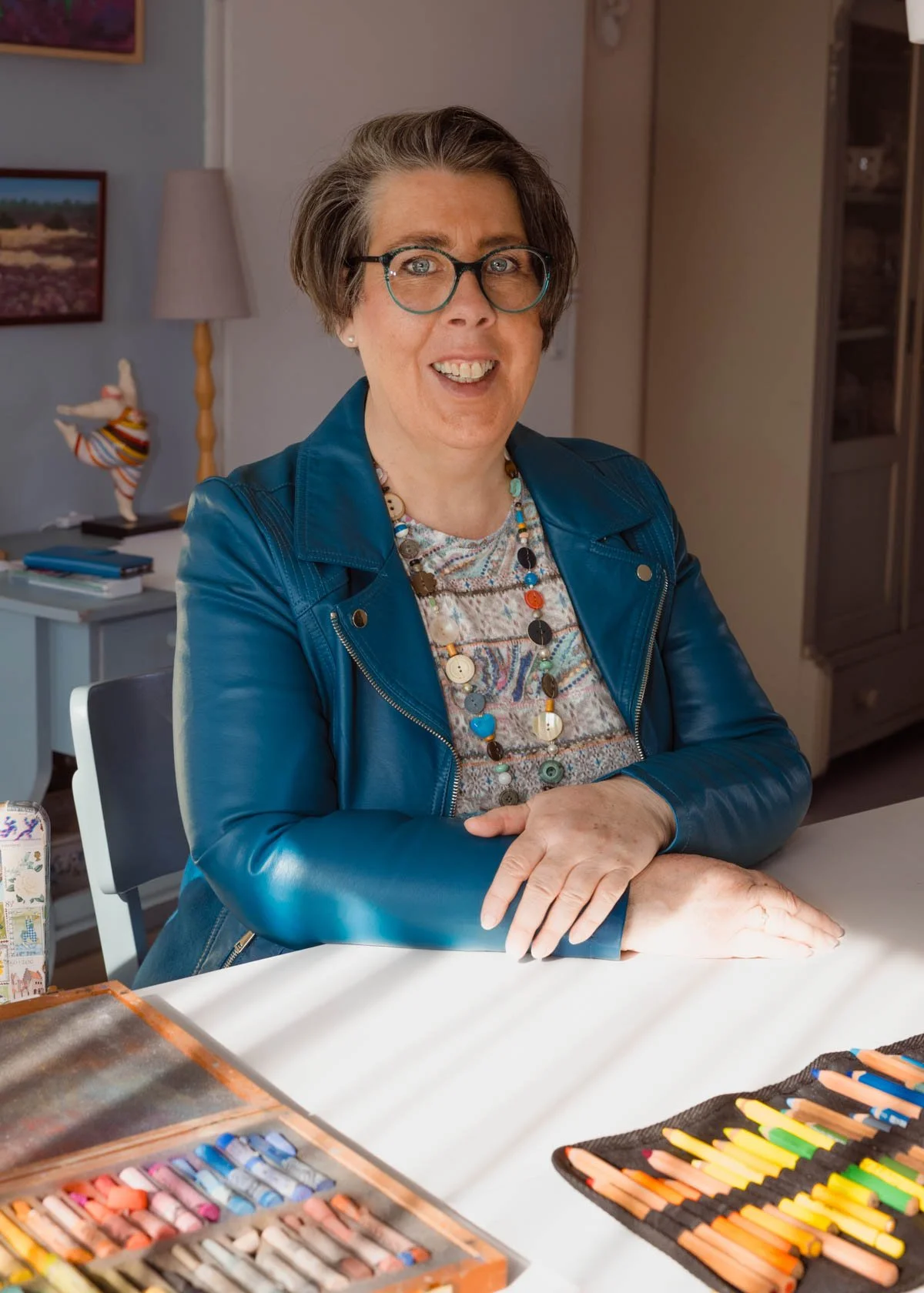 Karin Boodt, psychosociaal therapeut beeldend, in haar praktijk.