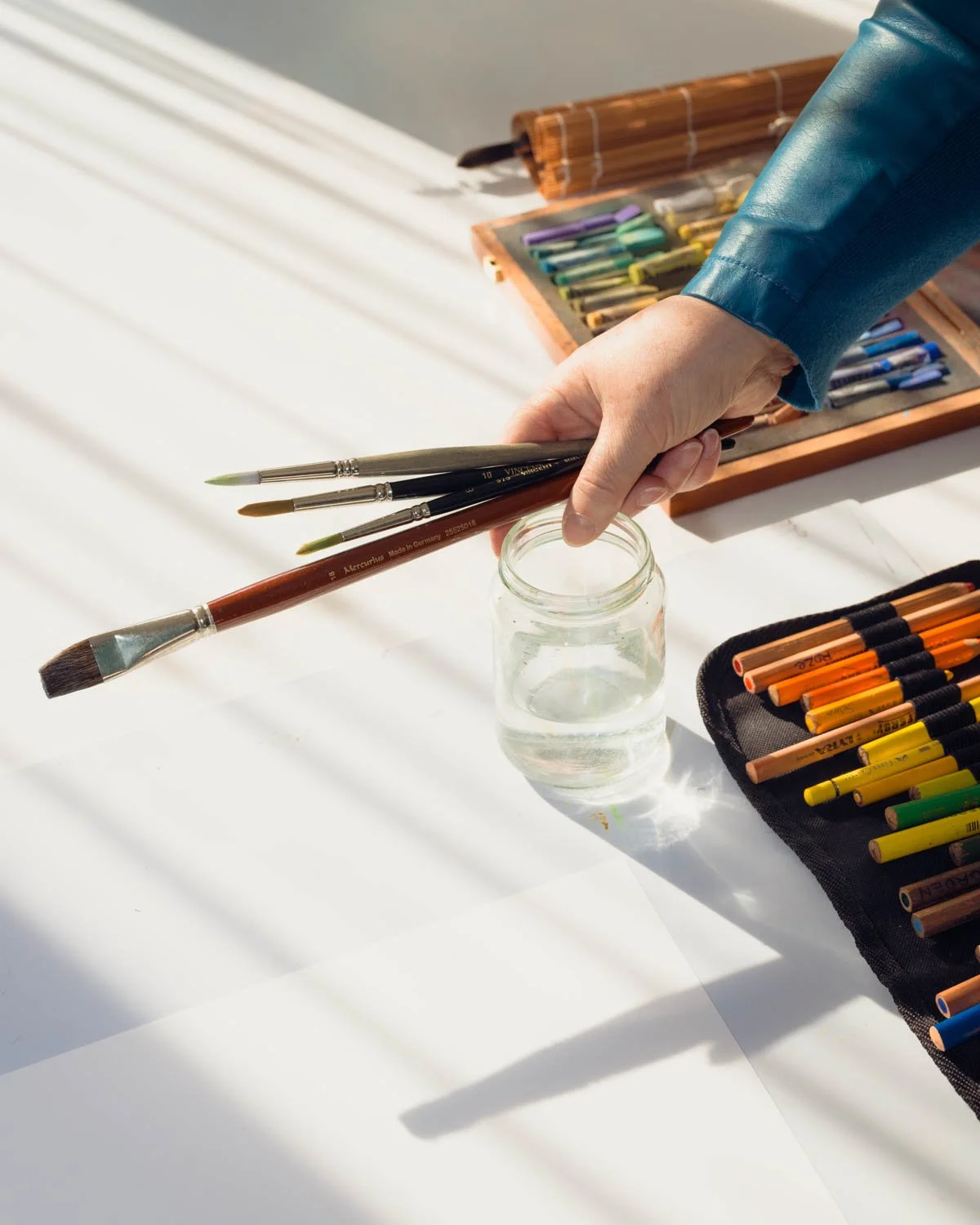Penselen en water klaar voor een creatieve sessie.