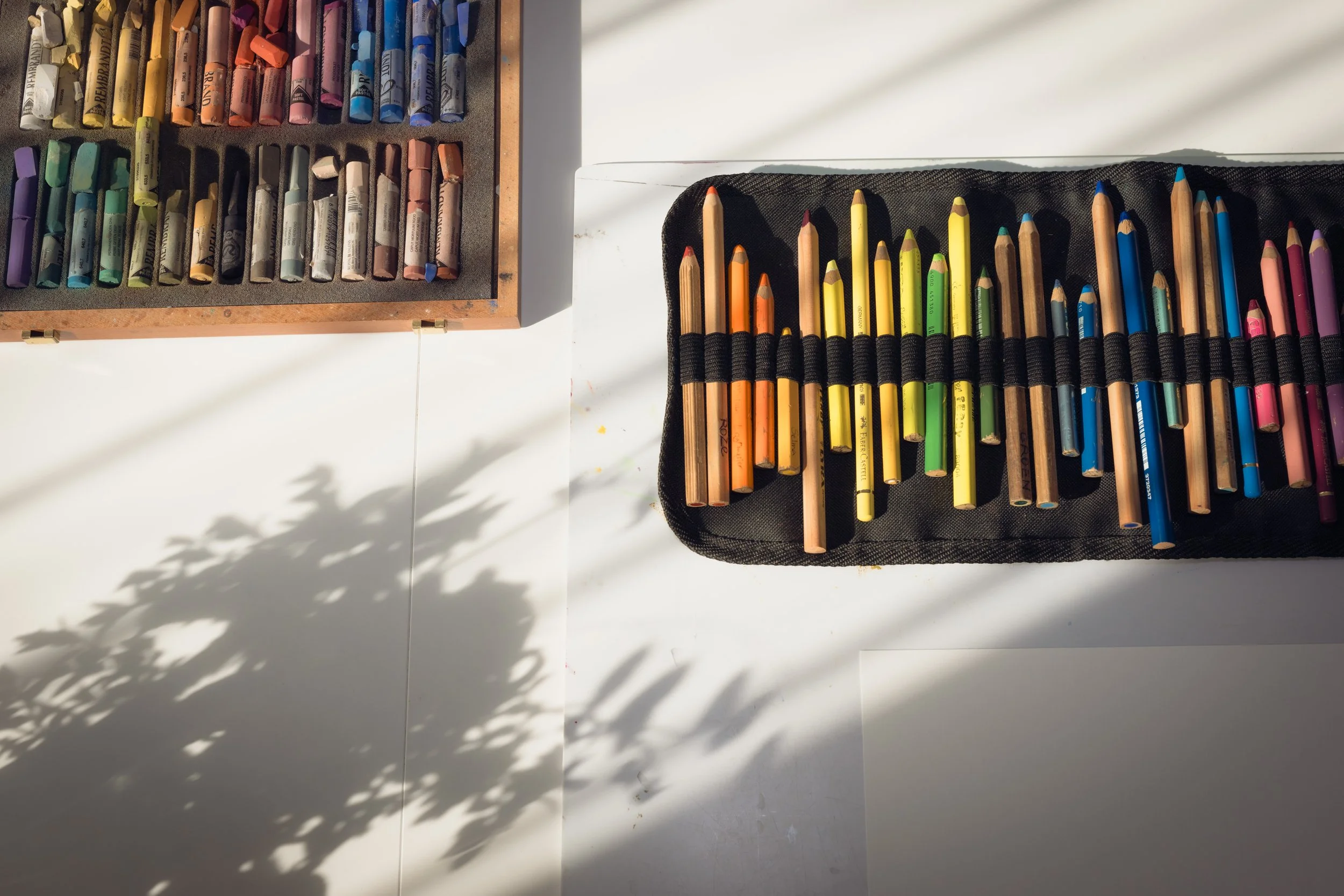 Pastelkrijt en kleurpotloden — materialen voor beeldende therapie.